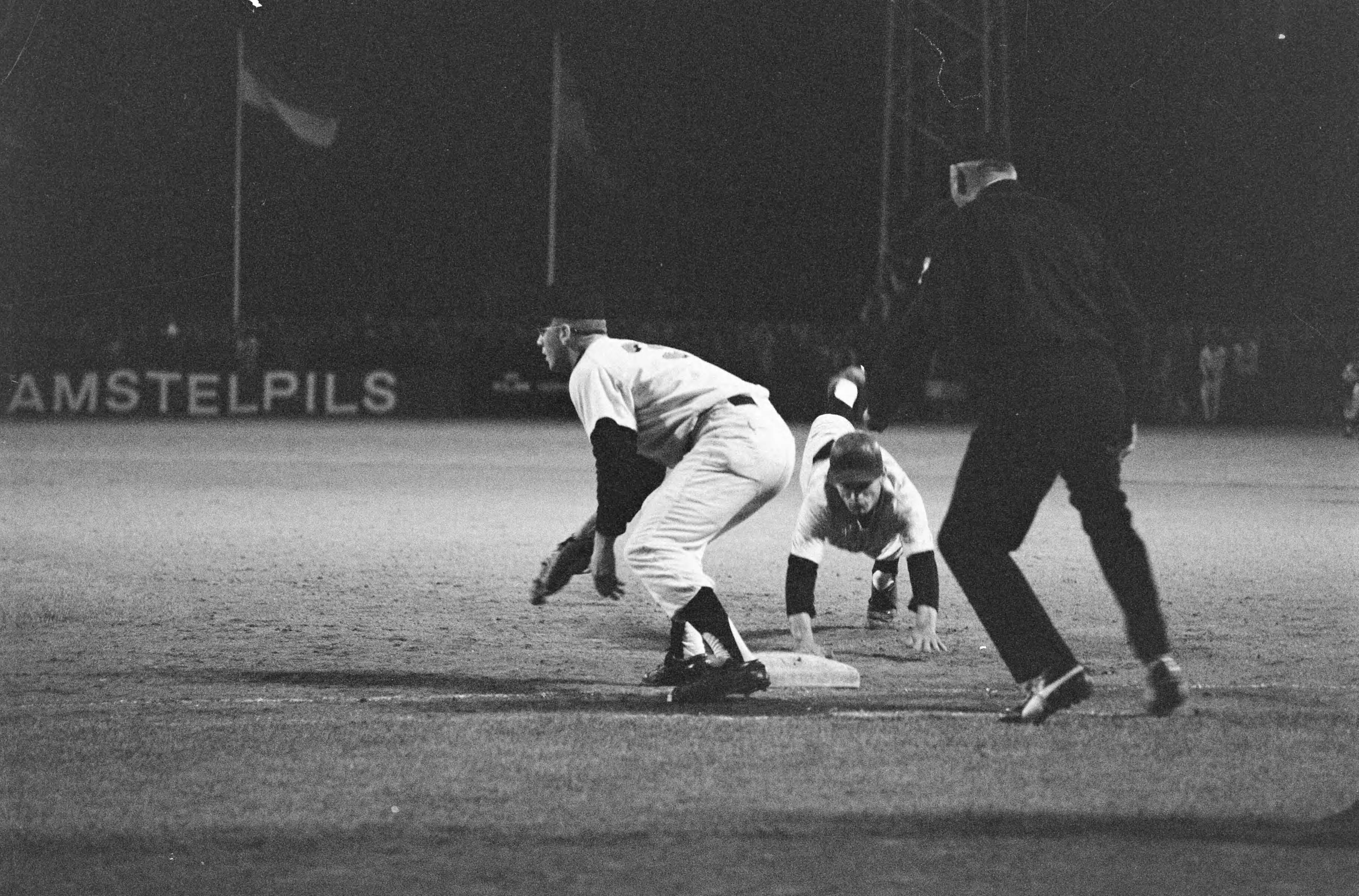 Fotocollectie Anefo — Honkbal Nederland tegen California Stags , Arnoud Blom (Nederland) weet op tijd eerste honk te komen — Foto: Kroon, Ron / Anefo. Licentie: Set B: Rechtenvrij / Publiek Domein. Bron: Nationaal Archief. http://hdl.handle.net/10648/aaf63012-d0b4-102d-bcf8-003048976d84