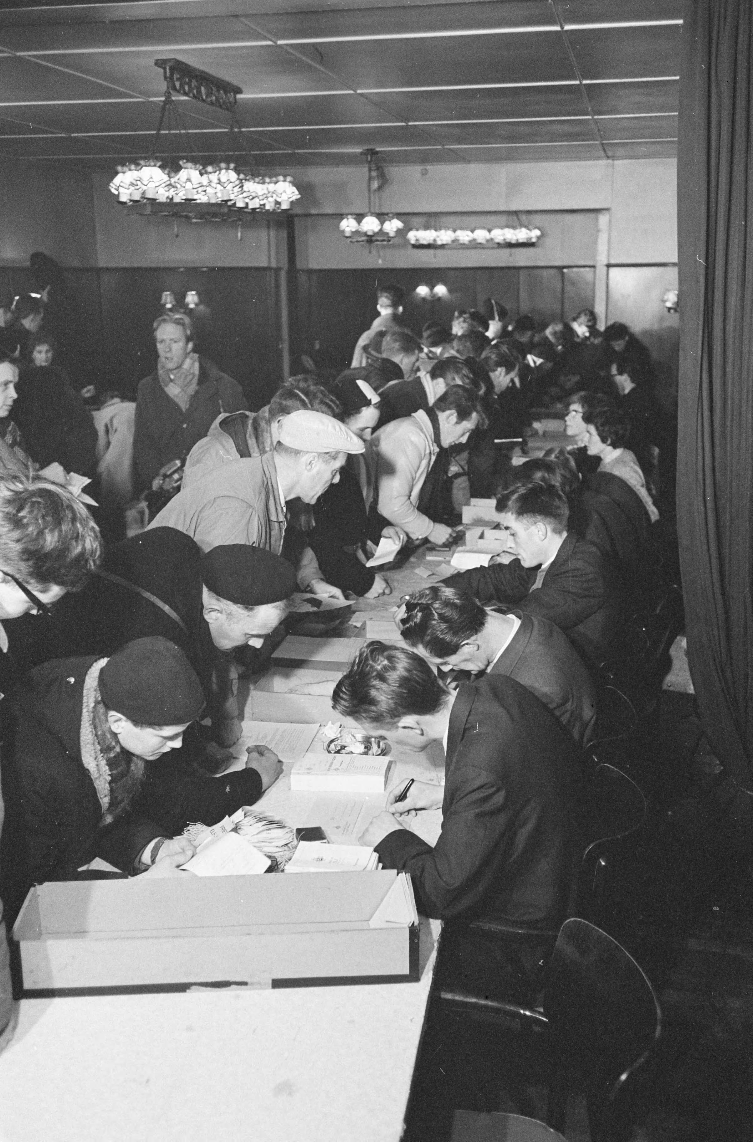 Fotocollectie Anefo — Aanmelden in Hotel De Groene Weide te Leeuwarden voor de Efstedentocht. — Foto: Pot, Harry / Anefo. Licentie: Set B: Rechtenvrij / Publiek Domein. Bron: Nationaal Archief. http://hdl.handle.net/10648/a9f2714e-d0b4-102d-bcf8-003048976d84
