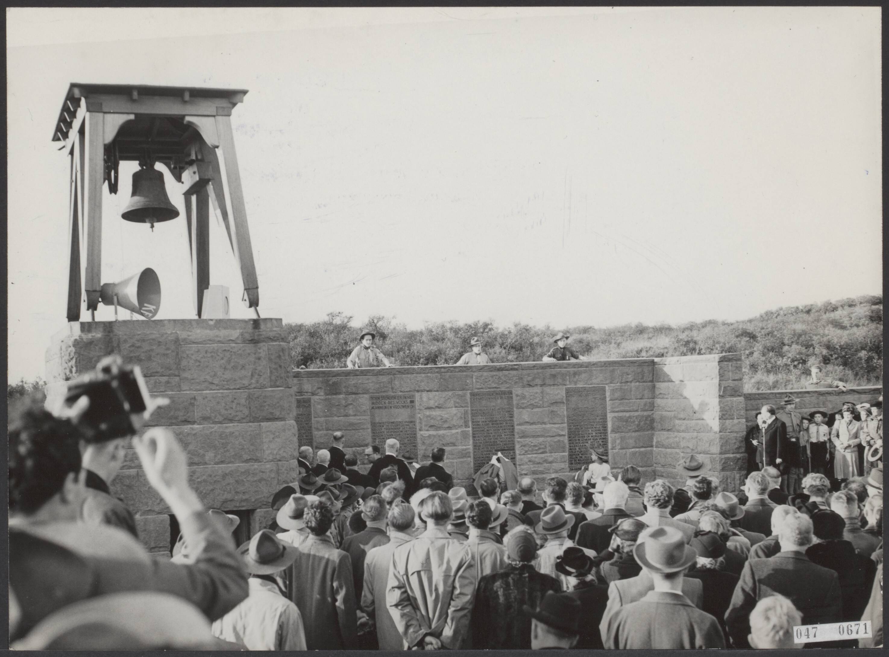 Fotocollectie Elsevier Binnenland — Op de Erebegraafplaats te Bloemendaal zijn zaterdagmiddag vier gedenkplaten aangebracht. Door minister-president dr. W. Drees (rechts) werd een herdenkingsrede uitgesproken, terwijl door padvinders de vlaggen voor de gedenkplaten weggetrokken werden — Foto: Rossem, Wim van / Anefo. Licentie: Set B: Rechtenvrij / Publiek Domein. Bron: Nationaal Archief. http://hdl.handle.net/10648/ae0004ae-d0b4-102d-bcf8-003048976d84