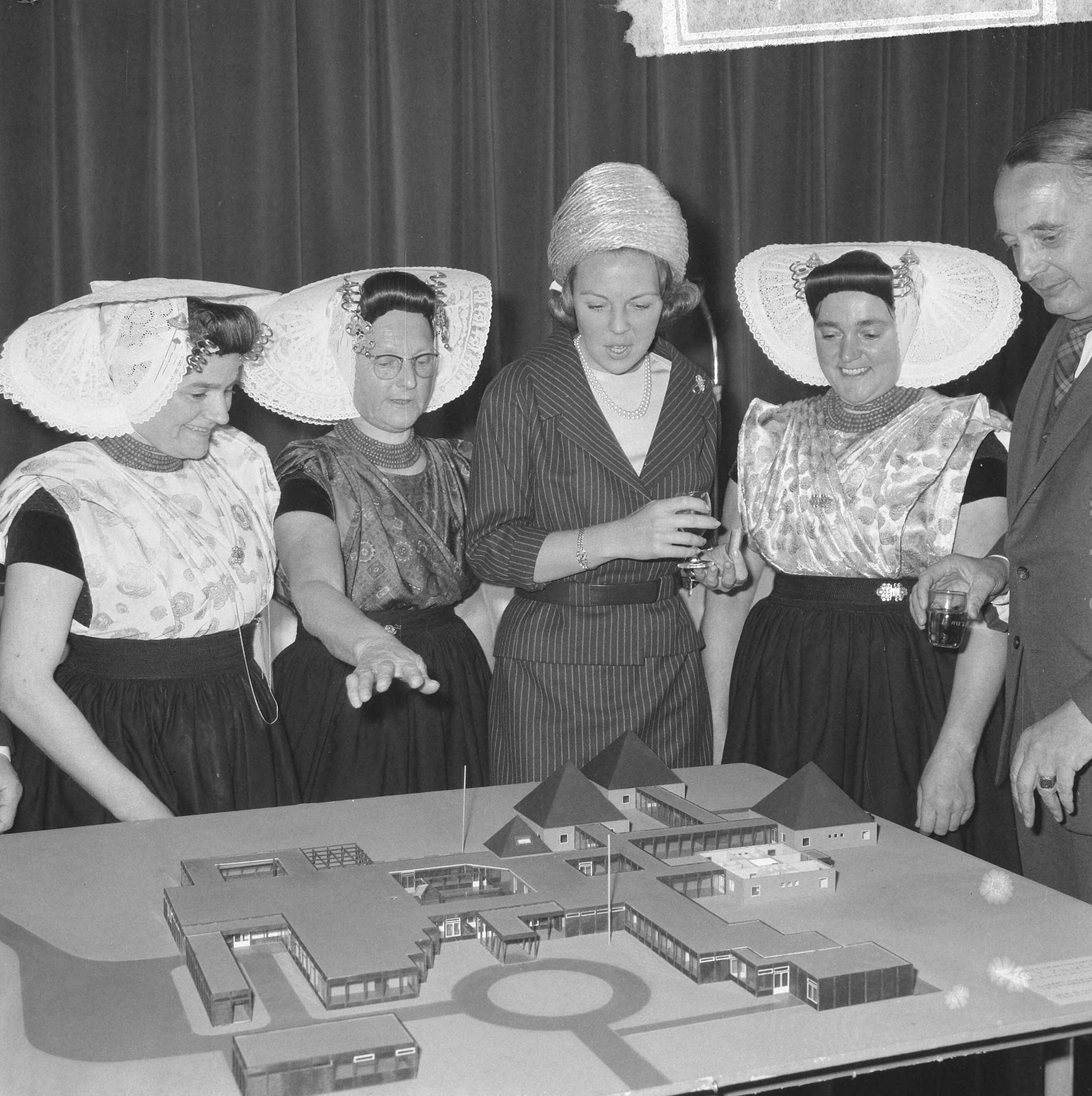 Fotocollectie Anefo — Prinses Beatrix was aanwezig bij de eerste steenlegging voor het jongerenontmoetingscentrum "Het Zilveren Schor" nabij Arnemuiden. Prinses Beatrix bekijkt de maquette van het gebouw, een ontwerp van de architect Onno Greiner — Foto: Nijs, Jac. de / Anefo. Licentie: Set B: Rechtenvrij / Publiek Domein. Bron: Nationaal Archief. http://hdl.handle.net/10648/aaa1c09a-d0b4-102d-bcf8-003048976d84