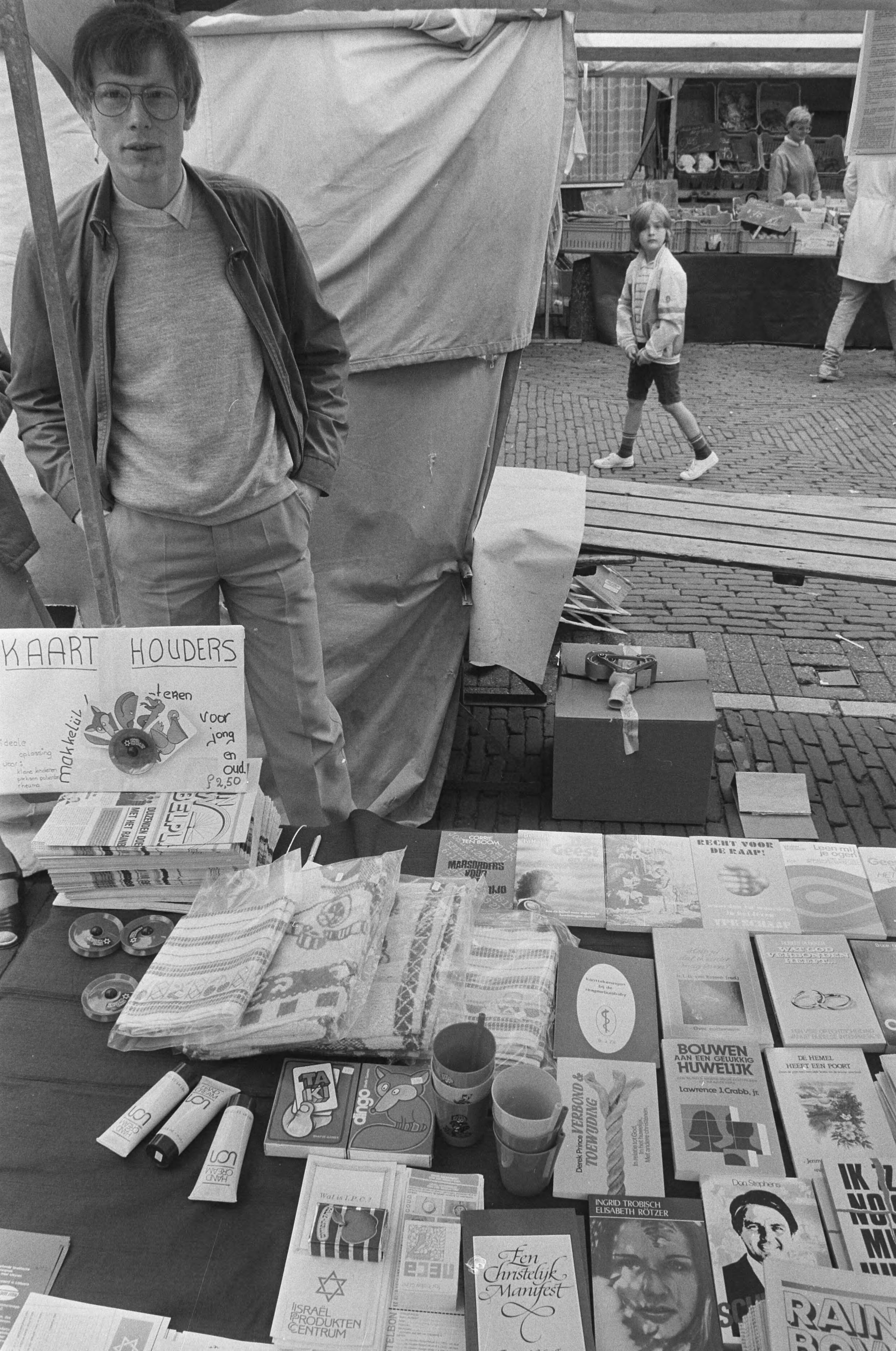 Fotocollectie Anefo — Kruistocht tegen porno van ex-EO-directeur L. P. Dorenbo in Veenendaal; kraam van Stichting Rainbow Etnisch Instituut van Normen en Waarden — Foto: Molendijk, Bart / Anefo. Licentie: Set B: Rechtenvrij / Publiek Domein. Bron: Nationaal Archief. http://hdl.handle.net/10648/ad627be4-d0b4-102d-bcf8-003048976d84