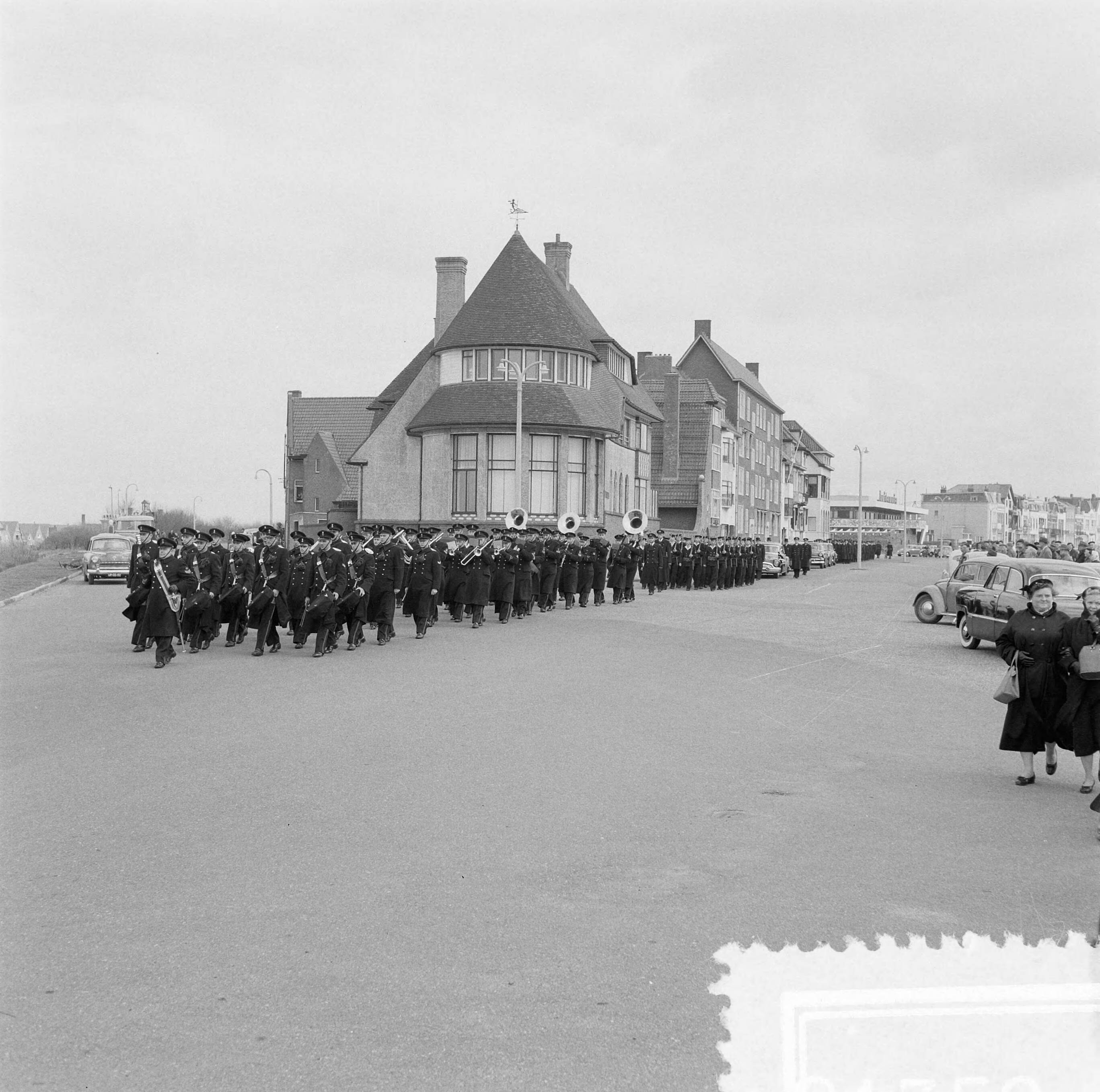 Fotocollectie Anefo — Marvobegrafenis in Vlissingen. Overste C. Greeuw — Foto: Behrens, Herbert F. / Anefo. Licentie: Set B: Rechtenvrij / Publiek Domein. Bron: Nationaal Archief. http://hdl.handle.net/10648/a95b11f0-d0b4-102d-bcf8-003048976d84