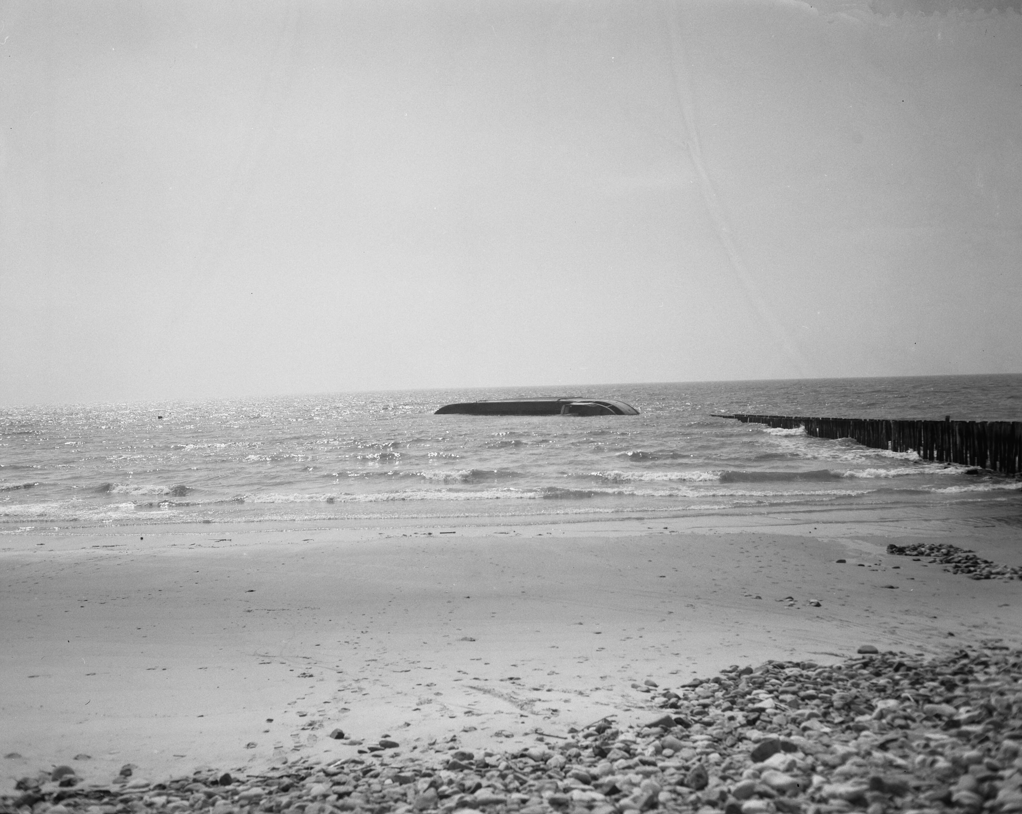 Fotocollectie Anefo — De gekapseisde coaster "Achilles" bij Westkapelle tijdens hoogwater — Foto: Bilsen, Joop van / Anefo. Licentie: Set B: Rechtenvrij / Publiek Domein. Bron: Nationaal Archief. http://hdl.handle.net/10648/a95d2864-d0b4-102d-bcf8-003048976d84