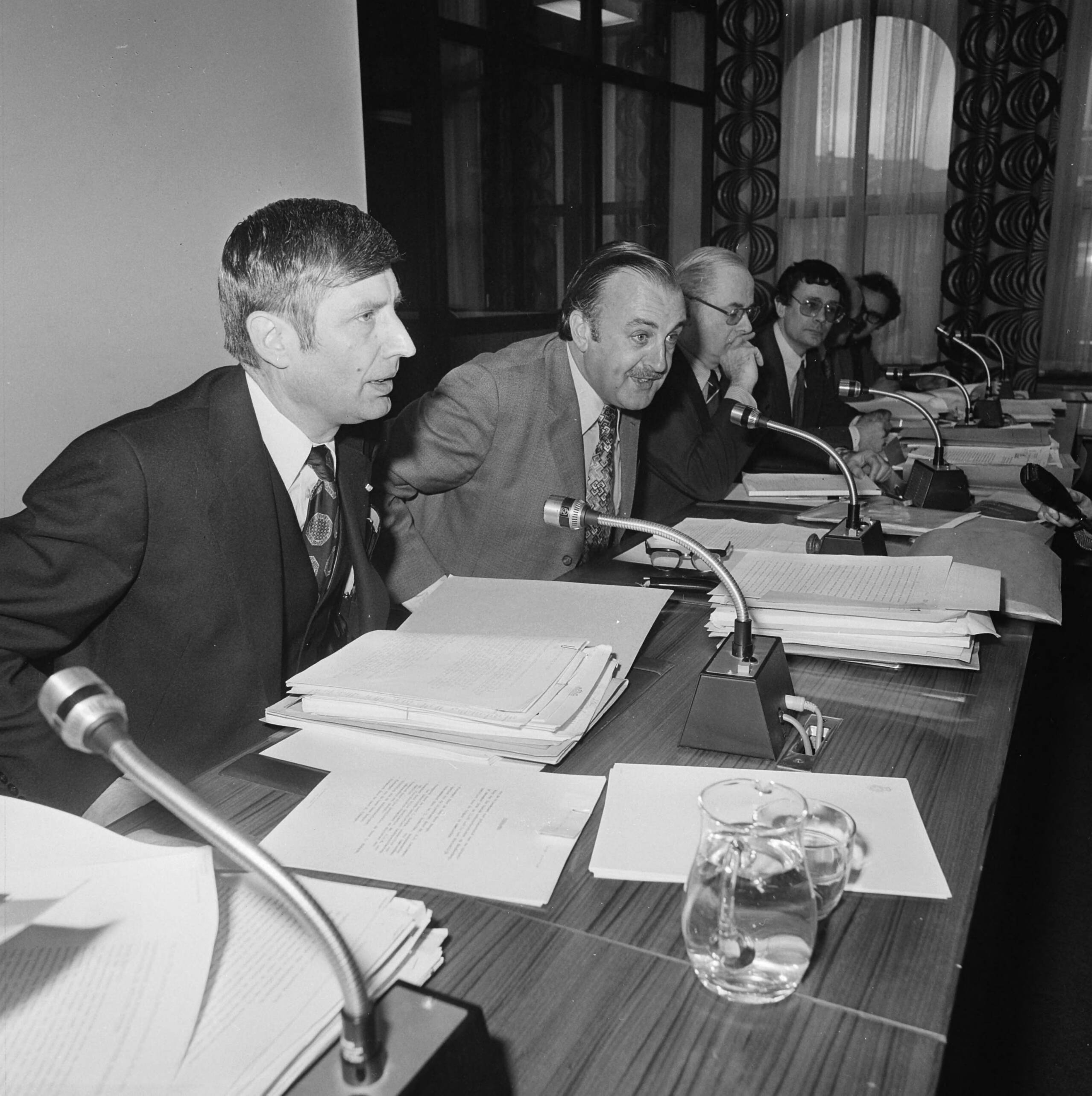 Fotocollectie Anefo — Minister Van Agt spreekt met Vaste Kamercommissie van Justitie over "Rapport Wiarda" in Den Haag — Foto: Croes, Rob C. / Anefo. Licentie: Set B: Rechtenvrij / Publiek Domein. Bron: Nationaal Archief. http://hdl.handle.net/10648/ac922480-d0b4-102d-bcf8-003048976d84
