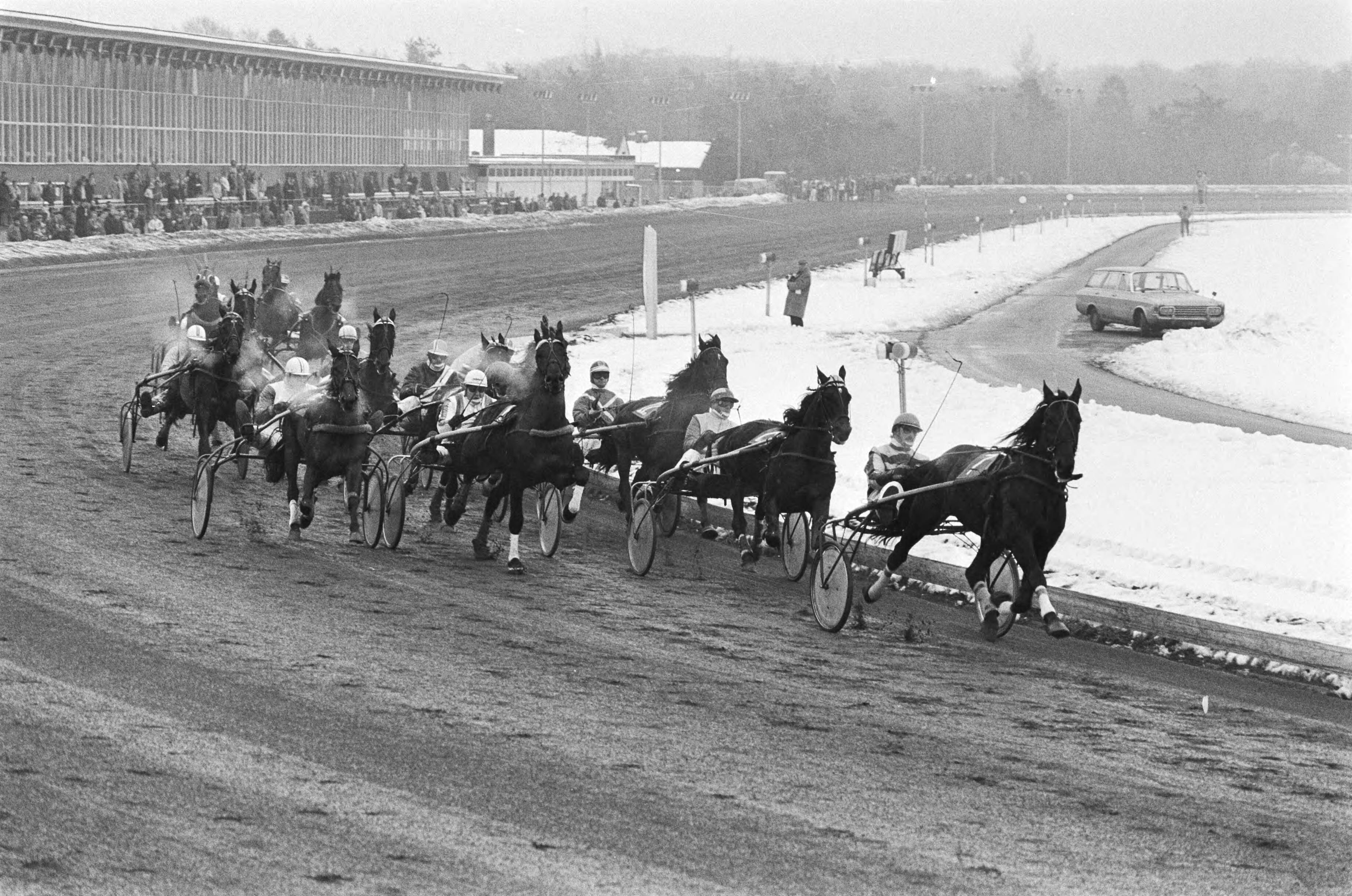 Fotocollectie Anefo — Tweede manche van Grote Kerstprijs op de draf- en renbaan in Hilversum — Foto: Antonisse, Marcel / Anefo. Licentie: Set B: Rechtenvrij / Publiek Domein. Bron: Nationaal Archief. http://hdl.handle.net/10648/ad0c267c-d0b4-102d-bcf8-003048976d84