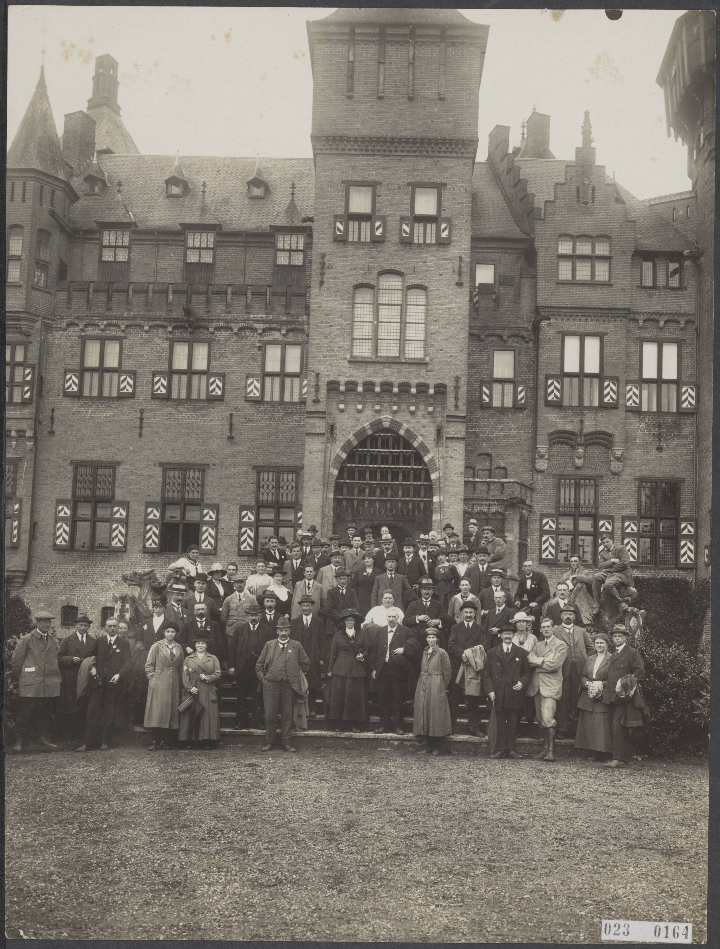 Fotocollectie Elsevier Binnenland — Excursie van de Pomologische Vereniging naar kwekerijen te Utrecht en kasteel "de Haar" te Haarzuilens — Foto: Fotopersbureau "Holland". Licentie: Set B: Rechtenvrij / Publiek Domein. Bron: Nationaal Archief. http://hdl.handle.net/10648/add3fb2a-d0b4-102d-bcf8-003048976d84