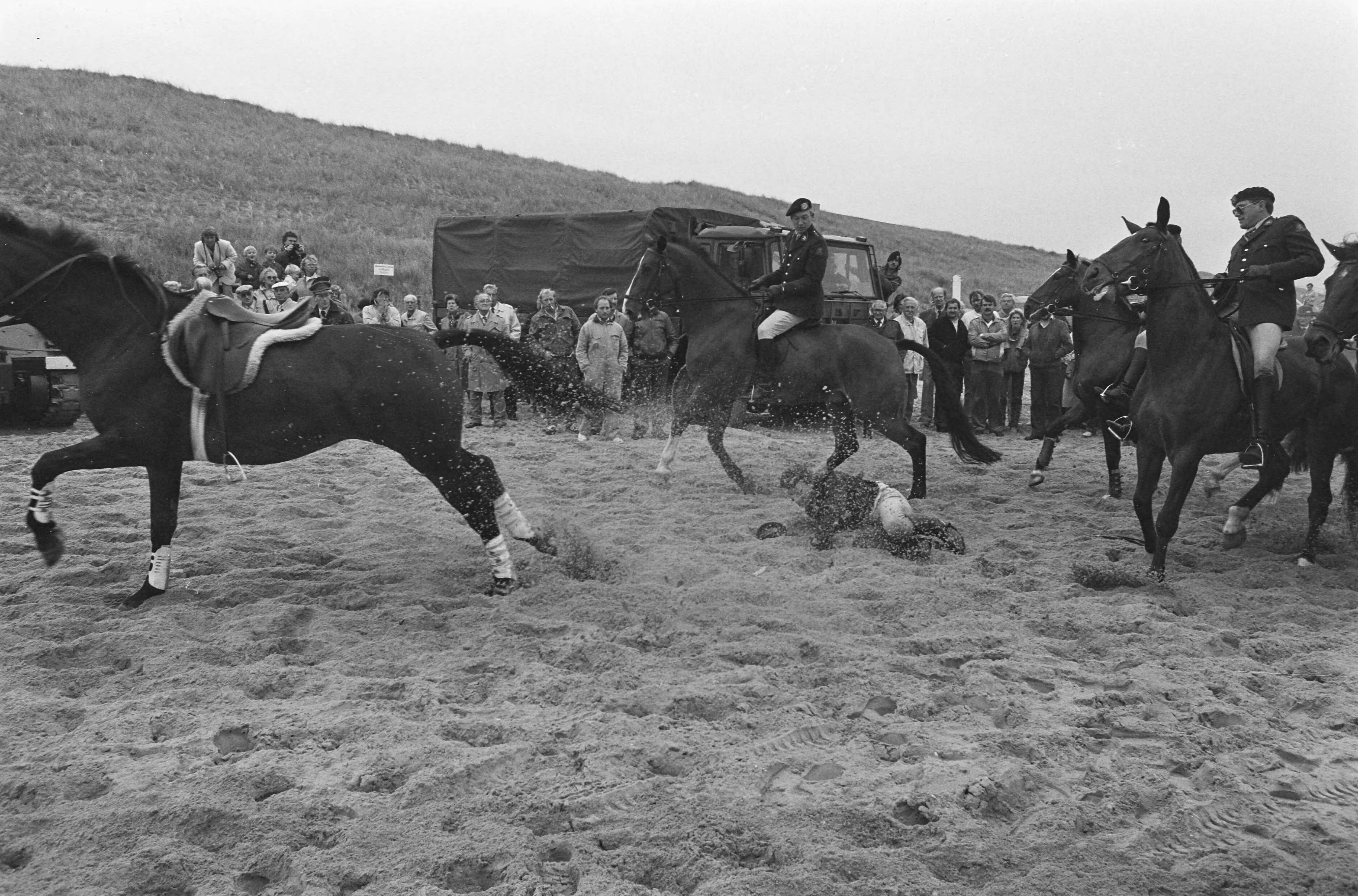 Fotocollectie Anefo — Oefenen voor Prinsjesdag op Scheveningse strand; ruiter valt van paard — Foto: Croes, Rob C. / Anefo. Licentie: Set B: Rechtenvrij / Publiek Domein. Bron: Nationaal Archief. http://hdl.handle.net/10648/ad575ef8-d0b4-102d-bcf8-003048976d84