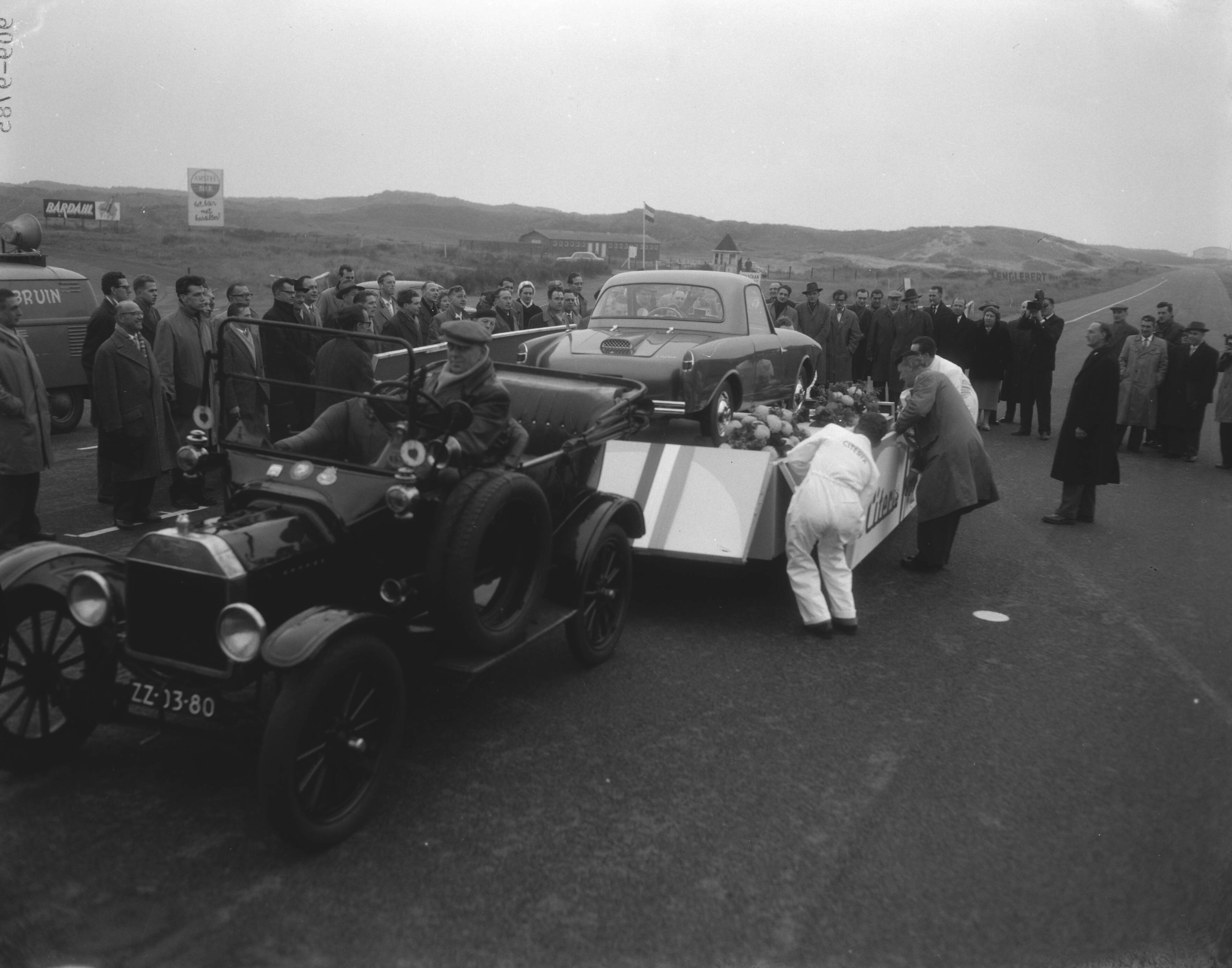 Fotocollectie Anefo — Demonstratie van de Citeria, een Nederlandse sportwagen met plastic carrosserie, op het circuit van Zandvoort. Voorop een T-Ford, daarachter wordt de Citeria onthuld — Foto: Pot, Harry / Anefo. Licentie: Set B: Rechtenvrij / Publiek Domein. Bron: Nationaal Archief. http://hdl.handle.net/10648/a98885cc-d0b4-102d-bcf8-003048976d84