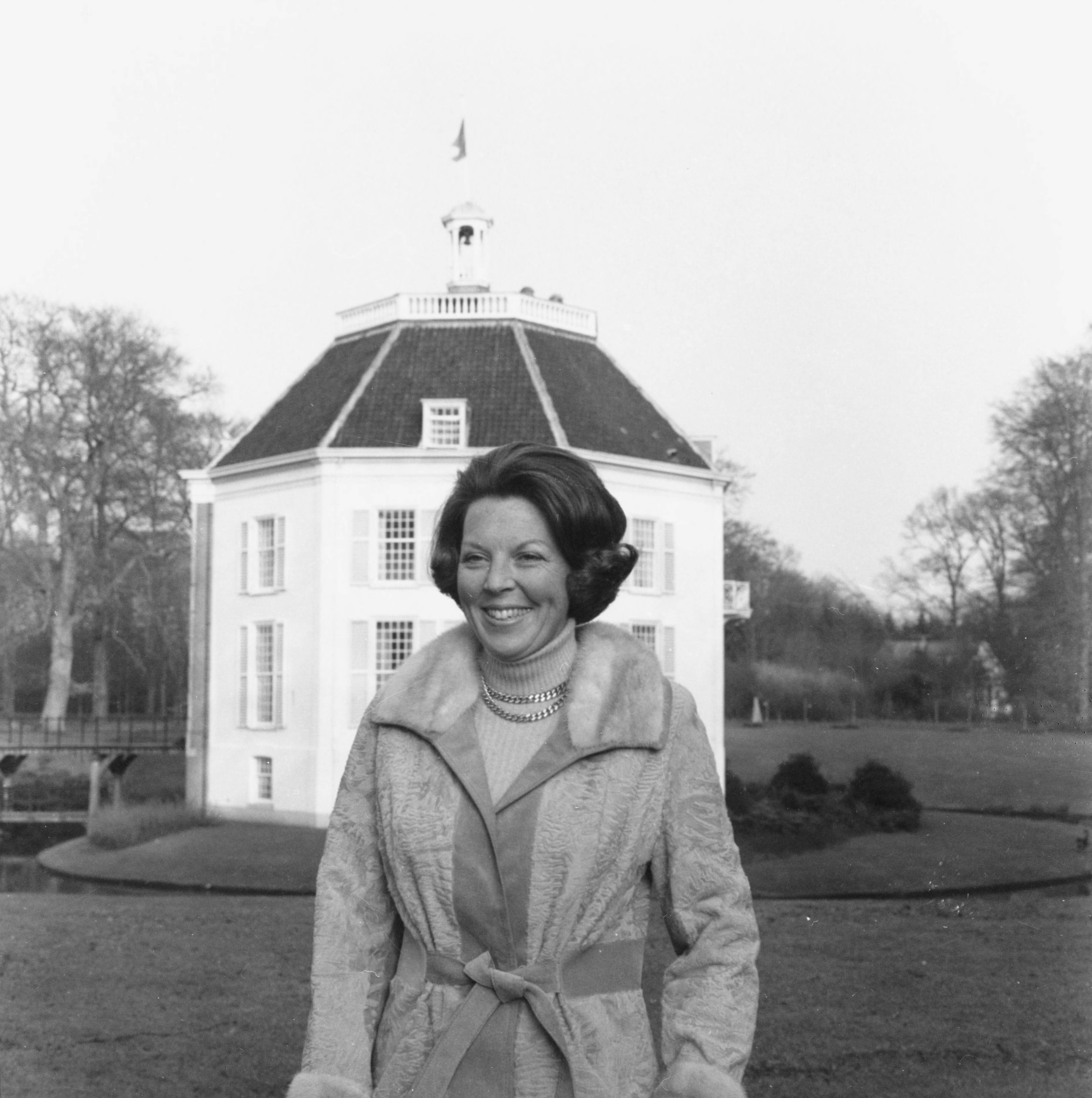 Fotocollectie RVD / Koninklijk Huis — Prinses Beatrix in de tuin van kasteel Drakensteyn, 1978 — Foto: Koot, Max / RVD. Licentie: Set B: Rechtenvrij / Publiek Domein. Bron: Nationaal Archief. http://hdl.handle.net/10648/afbb0500-d0b4-102d-bcf8-003048976d84
