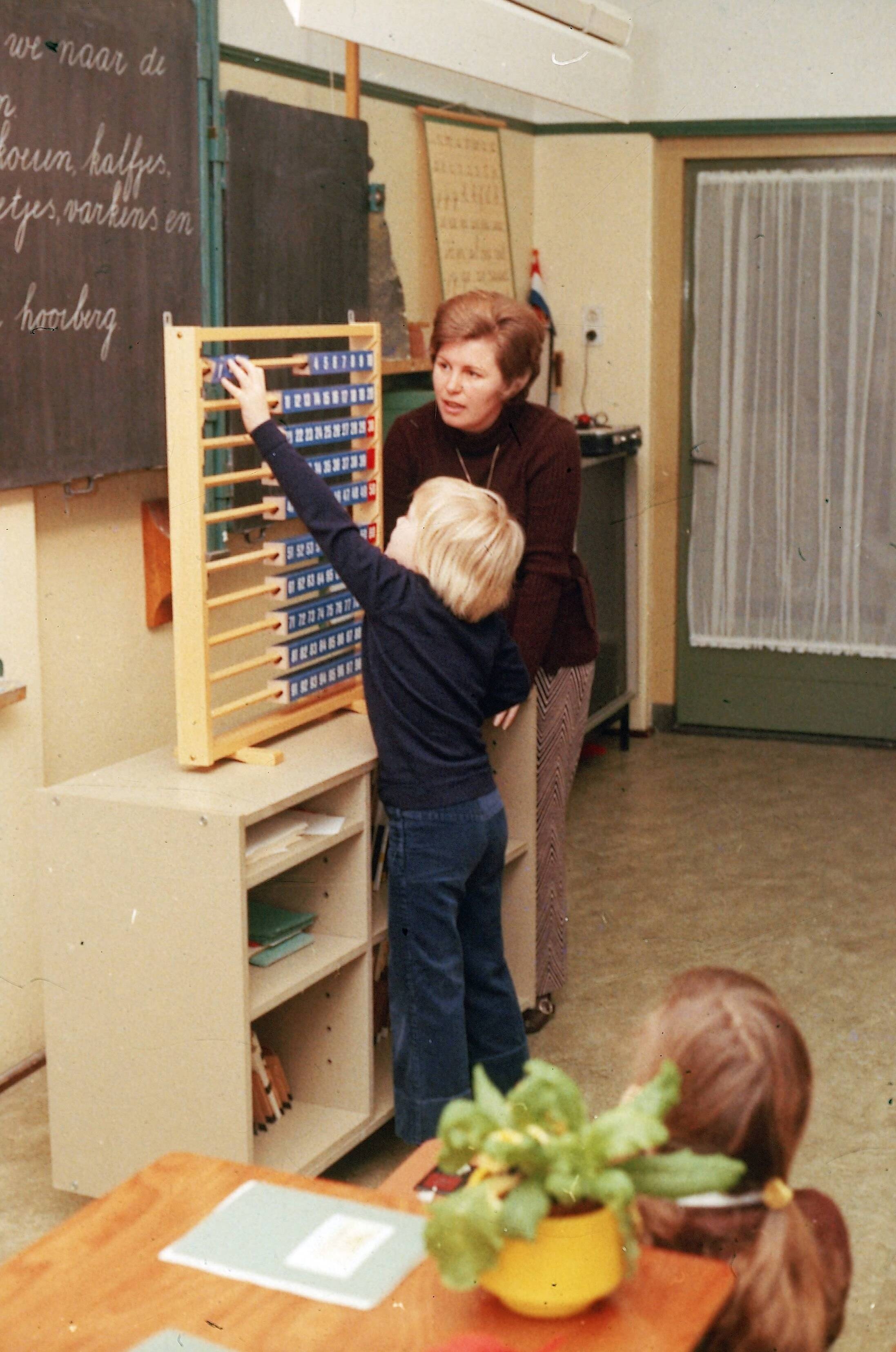 Fotocollectie RVD / Koninklijk Huis — Prins Willem-Alexander aan het telraam op de "Nieuwe Baarnse School" te Baarn — Foto: Claus, prins / RVD. Licentie: Set B: Rechtenvrij / Publiek Domein. Bron: Nationaal Archief. http://hdl.handle.net/10648/afb9a624-d0b4-102d-bcf8-003048976d84