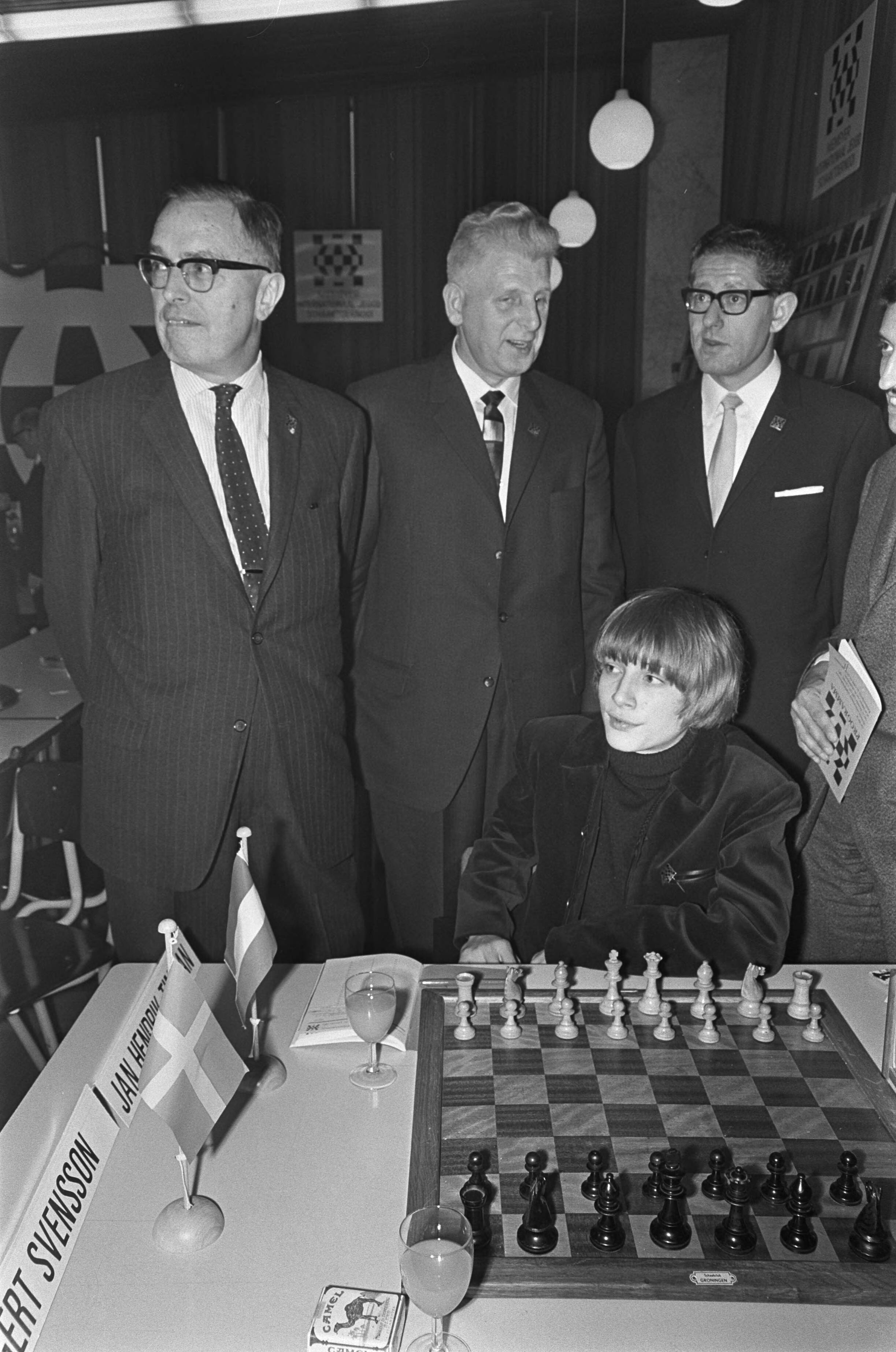 Fotocollectie Anefo — Internationaal Jeugdschaaktoernooi te Groningen, openingszet van Max Euwe — Foto: Nijs, Jac. de / Anefo. Licentie: Set B: Rechtenvrij / Publiek Domein. Bron: Nationaal Archief. http://hdl.handle.net/10648/ab09b2ea-d0b4-102d-bcf8-003048976d84