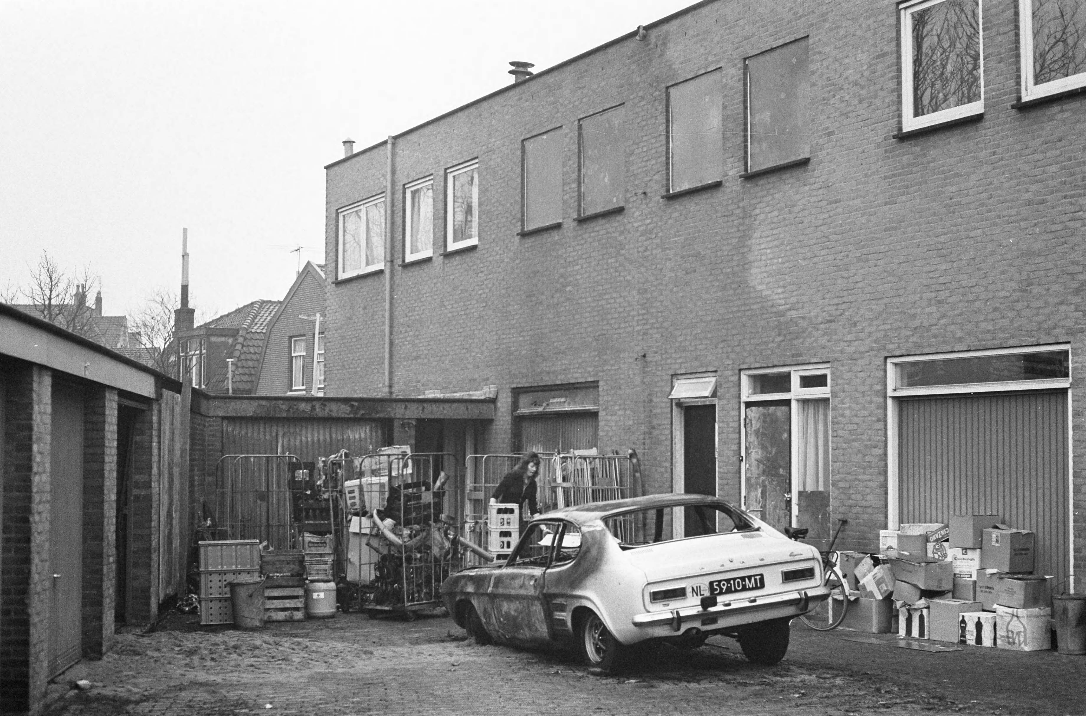 Levensmiddelenbedrijf in Westzaan door brand verwoest — Uitgebrande auto voor achterzijde winkel — Foto: Fotograaf Onbekend / Anefo. Licentie: Set B: Rechtenvrij / Publiek Domein. Bron: Nationaal Archief. http://hdl.handle.net/10648/ac41a32a-d0b4-102d-bcf8-003048976d84