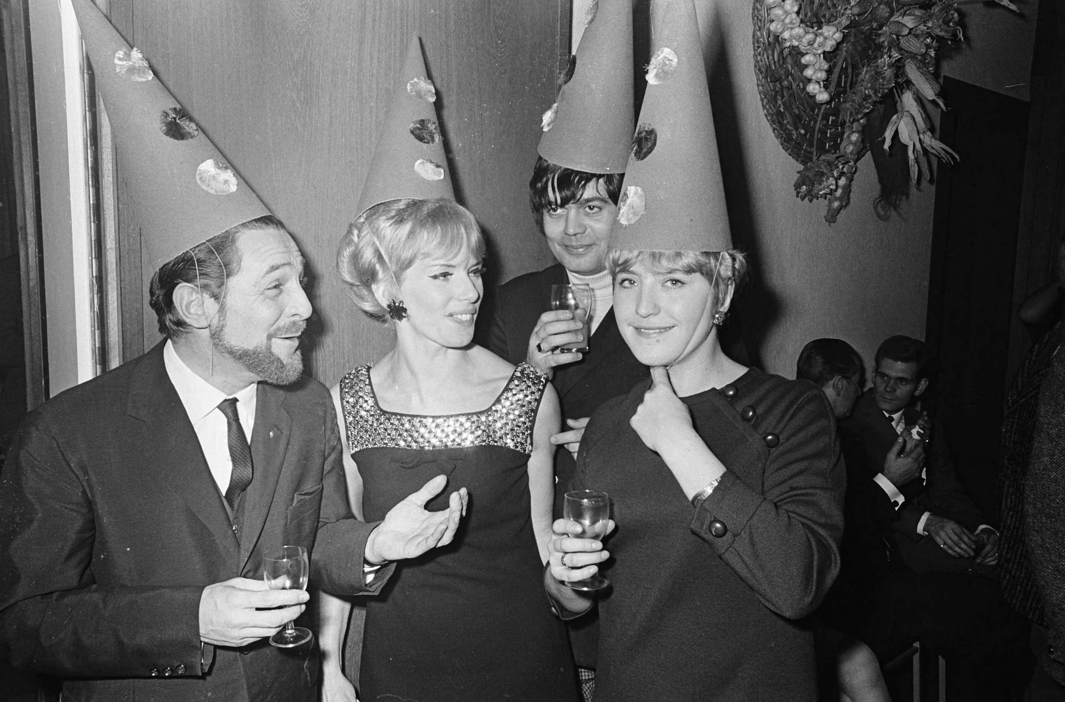 Fotocollectie Anefo — Nieuwjaarsreceptie Phonogram te Hilversum, v.l.n.r. Wim Ibo, Ria Valk, Jonnie Lion, Jasperina de Jong — Foto: Kroon, Ron / Anefo. Licentie: Set B: Rechtenvrij / Publiek Domein. Bron: Nationaal Archief. http://hdl.handle.net/10648/ab0a7c16-d0b4-102d-bcf8-003048976d84