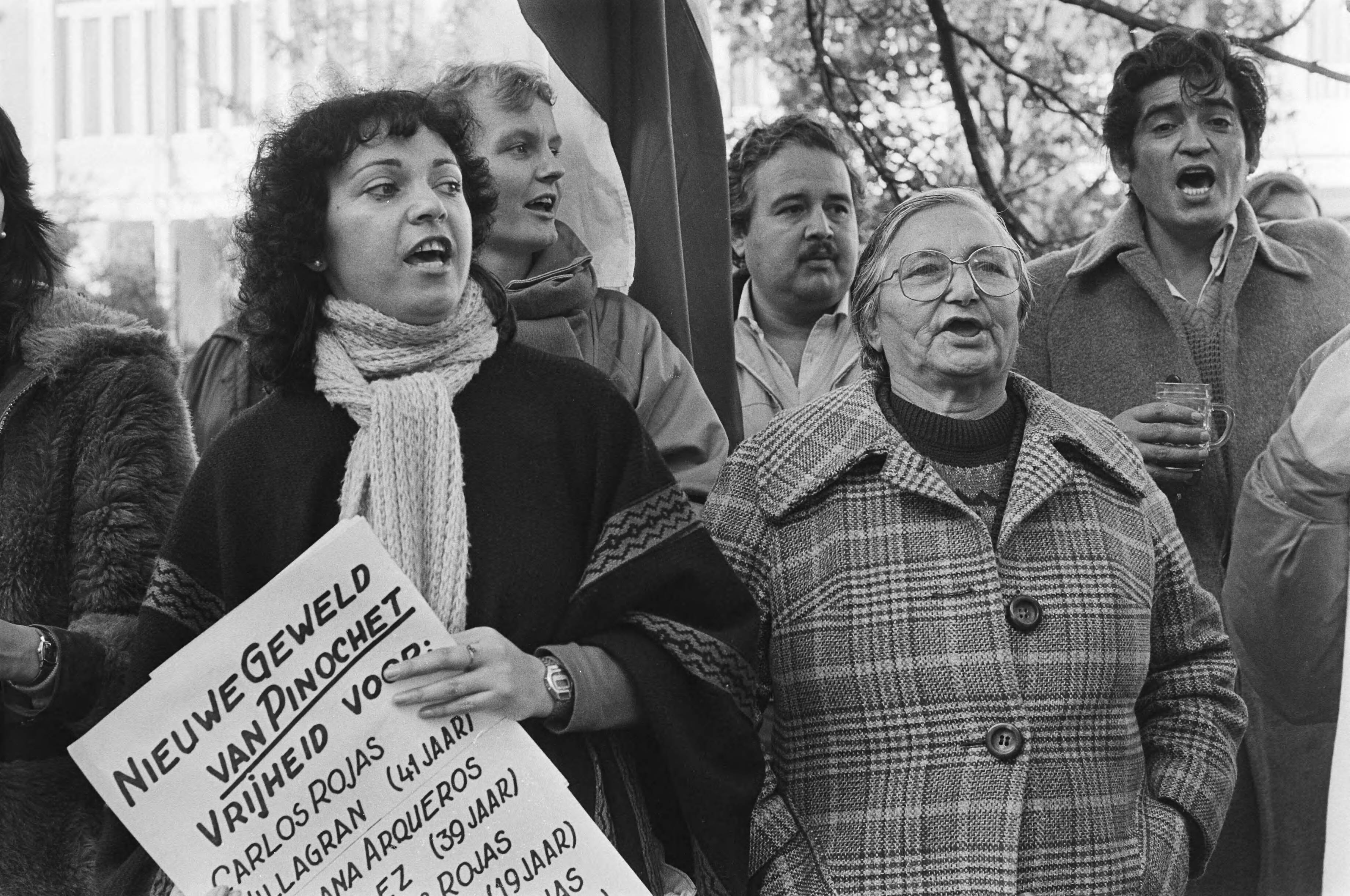 Fotocollectie Anefo — Chili-demonstratie voor Chileense ambassade Den Haag — Foto: Vollebregt, Sjakkelien / Anefo. Licentie: Set B: Rechtenvrij / Publiek Domein. Bron: Nationaal Archief. http://hdl.handle.net/10648/ad3f174e-d0b4-102d-bcf8-003048976d84