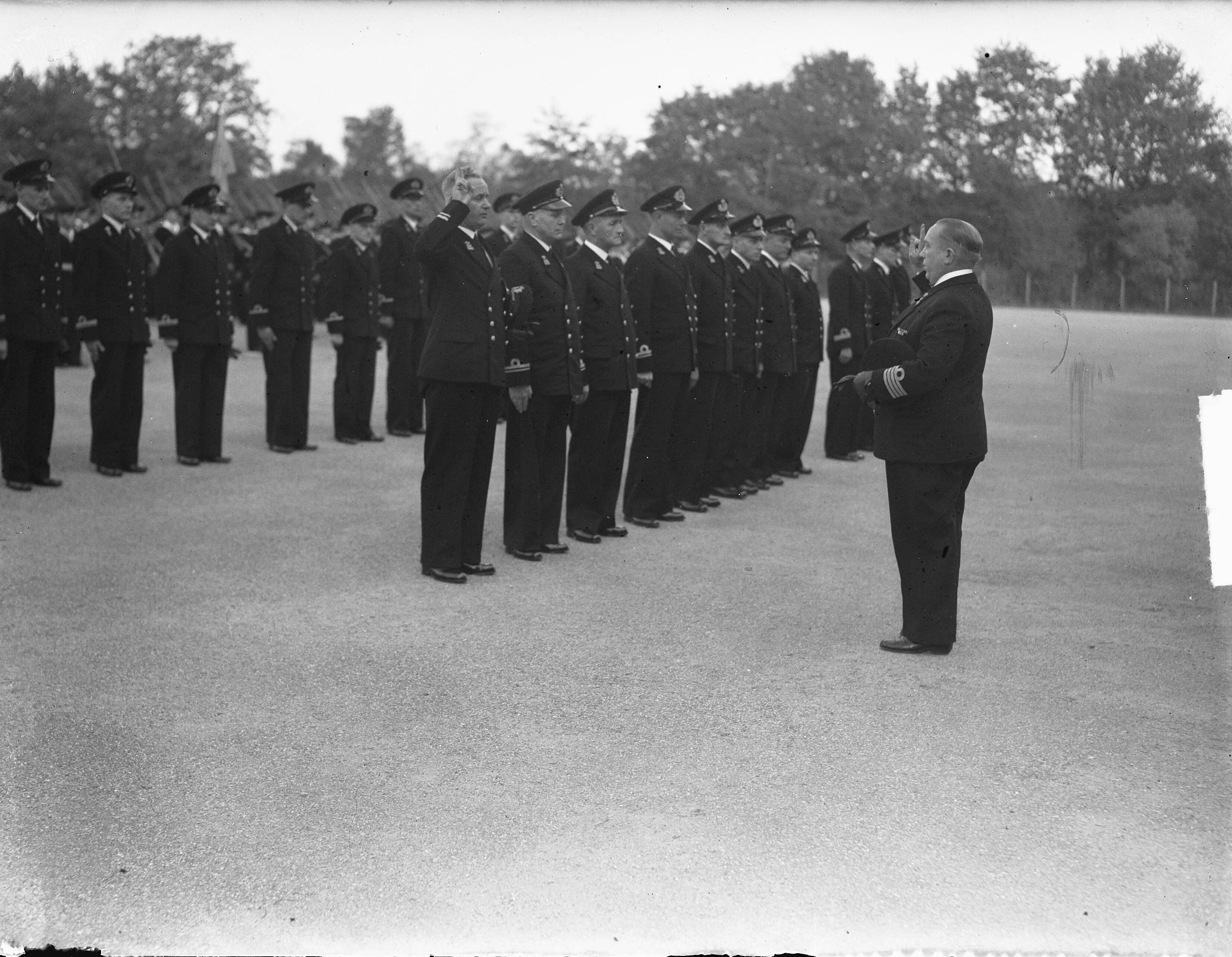 Fotocollectie Anefo — Beëdiging MOK Hilversum — Foto: Nijs, Jac. de / Anefo. Licentie: Set B: Rechtenvrij / Publiek Domein. Bron: Nationaal Archief. http://hdl.handle.net/10648/a8e14e7e-d0b4-102d-bcf8-003048976d84