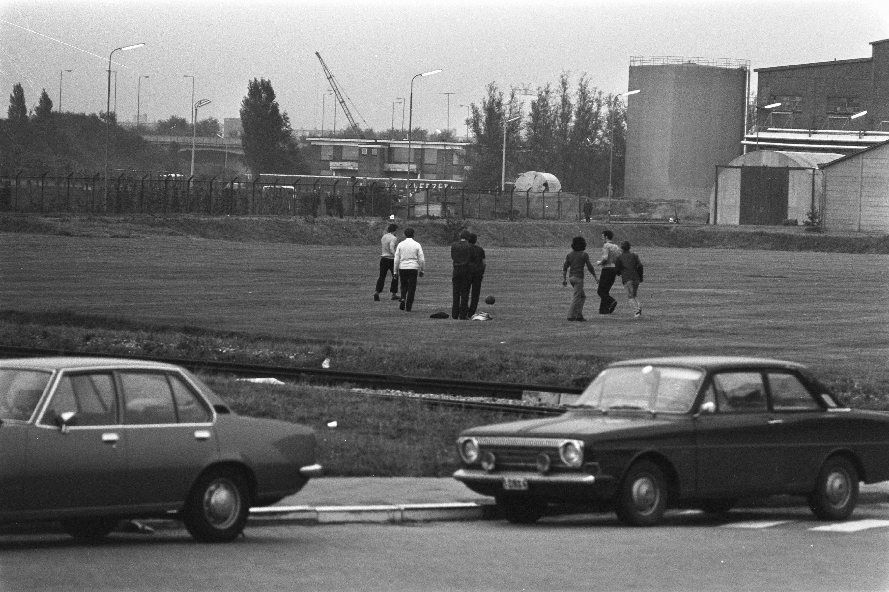 Fotocollectie Anefo — ENKA-bedrijf te Breda bezet door werknemers — Foto: Peters, Hans / Anefo. Licentie: Set B: Rechtenvrij / Publiek Domein. Bron: Nationaal Archief. http://hdl.handle.net/10648/abf6447a-d0b4-102d-bcf8-003048976d84