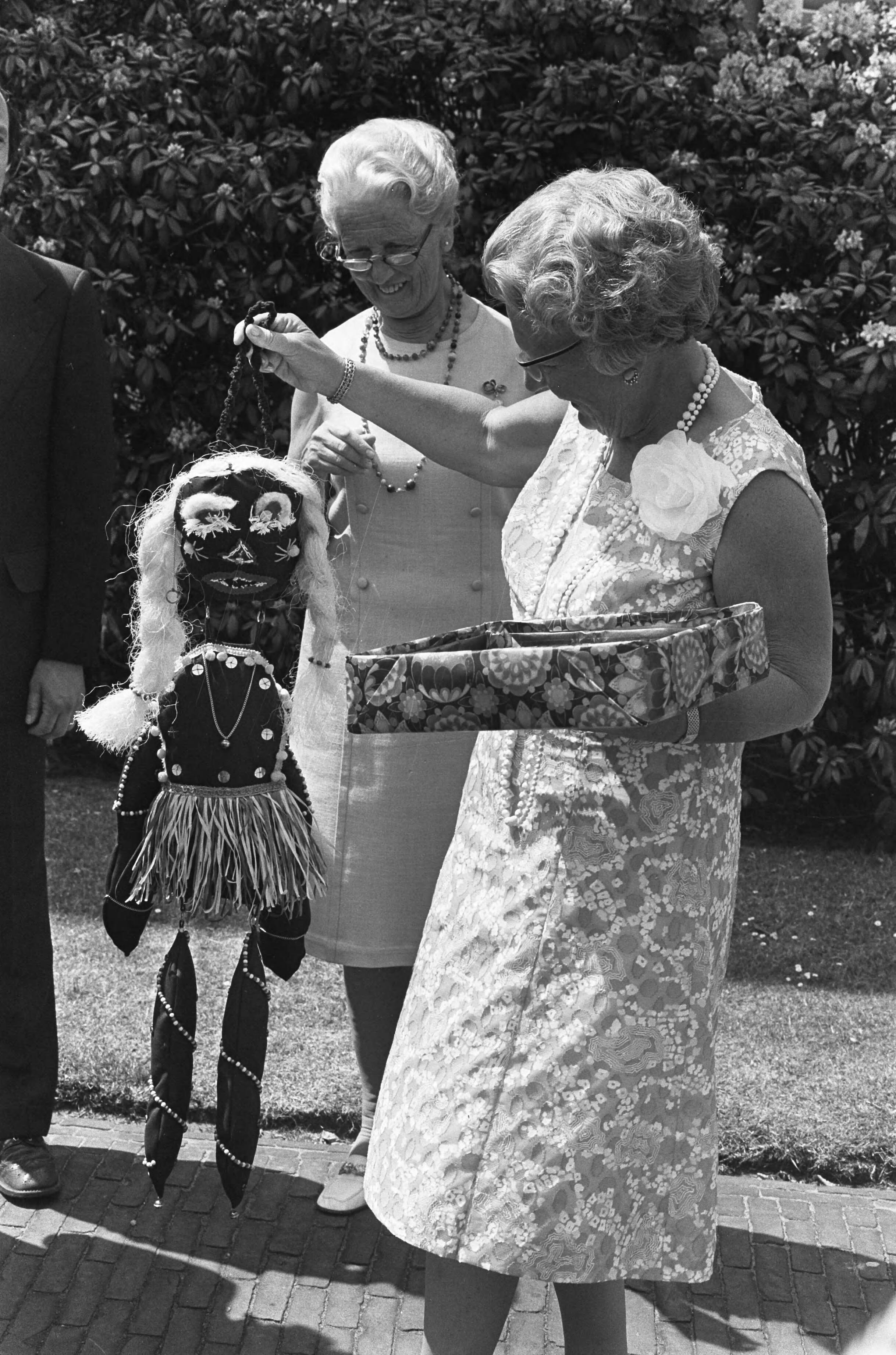 Defilé van ouderen voor koningin Juliana op Paleis Soestdijk — Koningin Juliana krijgt een pop van de delegatie uit Hilversum — Foto: Croes, Rob C. / Anefo. Licentie: Set B: Rechtenvrij / Publiek Domein. Bron: Nationaal Archief. http://hdl.handle.net/10648/ac6af0cc-d0b4-102d-bcf8-003048976d84