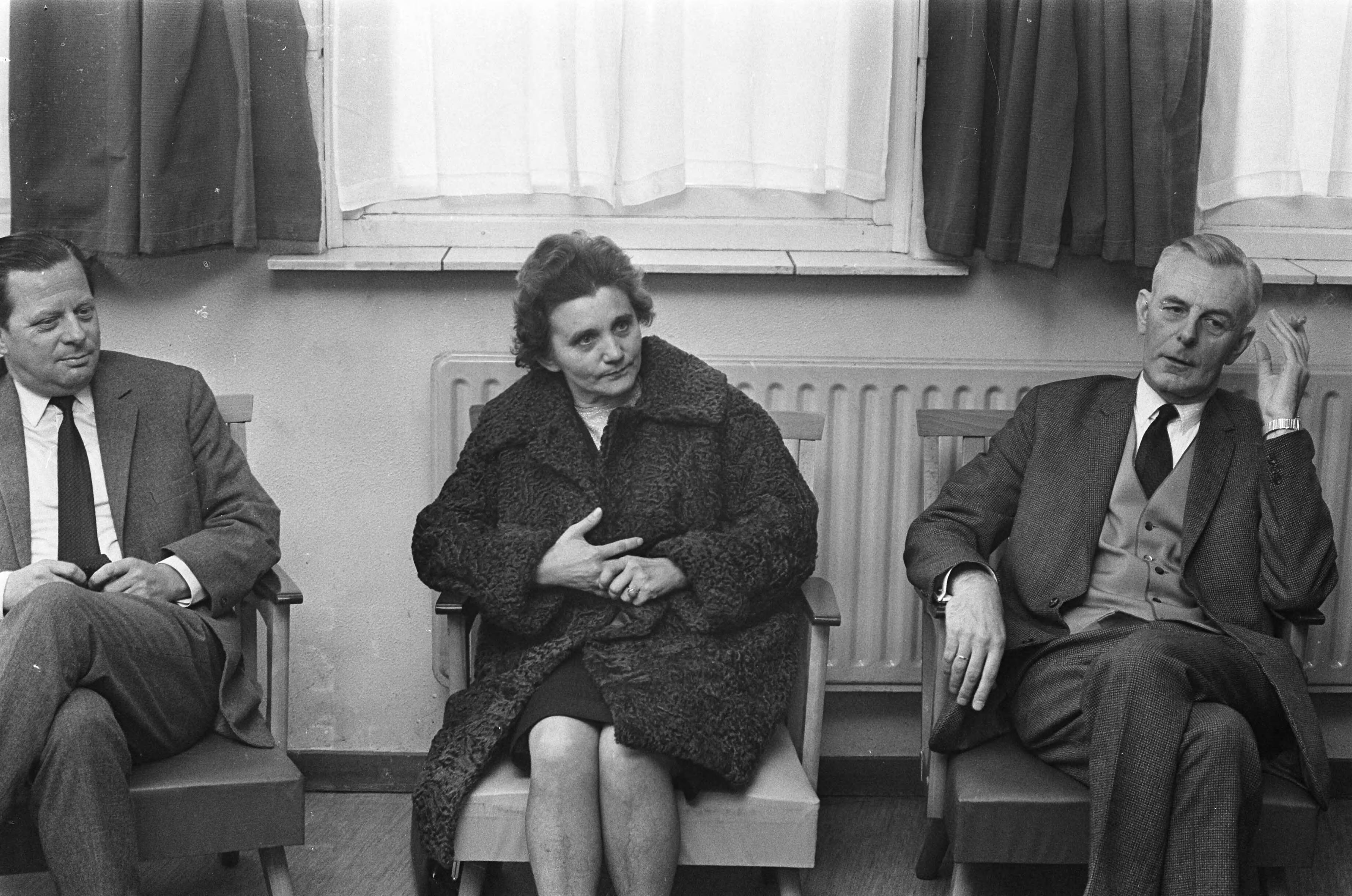 Fotocollectie Anefo — Kampbeul Kotälla getrouwd, mevrouw Kotälla (geboren Somal) met gevangenisdirecteur A.R. Beens — Foto: Kroon, Ron / Anefo. Licentie: Set B: Rechtenvrij / Publiek Domein. Bron: Nationaal Archief. http://hdl.handle.net/10648/ab09d69e-d0b4-102d-bcf8-003048976d84