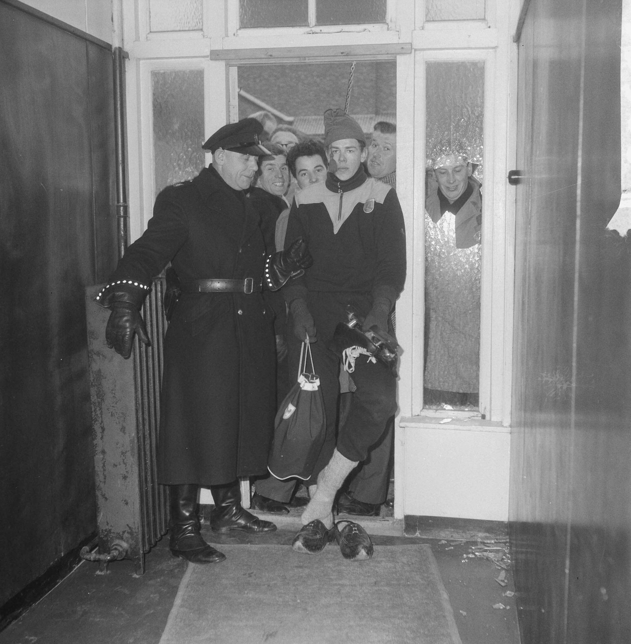 Fotocollectie Anefo — Aanmelden in Hotel De Groene Weide te Leeuwarden voor de Elfstedentocht. Politie houdt mensen tegen — Foto: Pot, Harry / Anefo. Licentie: Set B: Rechtenvrij / Publiek Domein. Bron: Nationaal Archief. http://hdl.handle.net/10648/a9f27810-d0b4-102d-bcf8-003048976d84