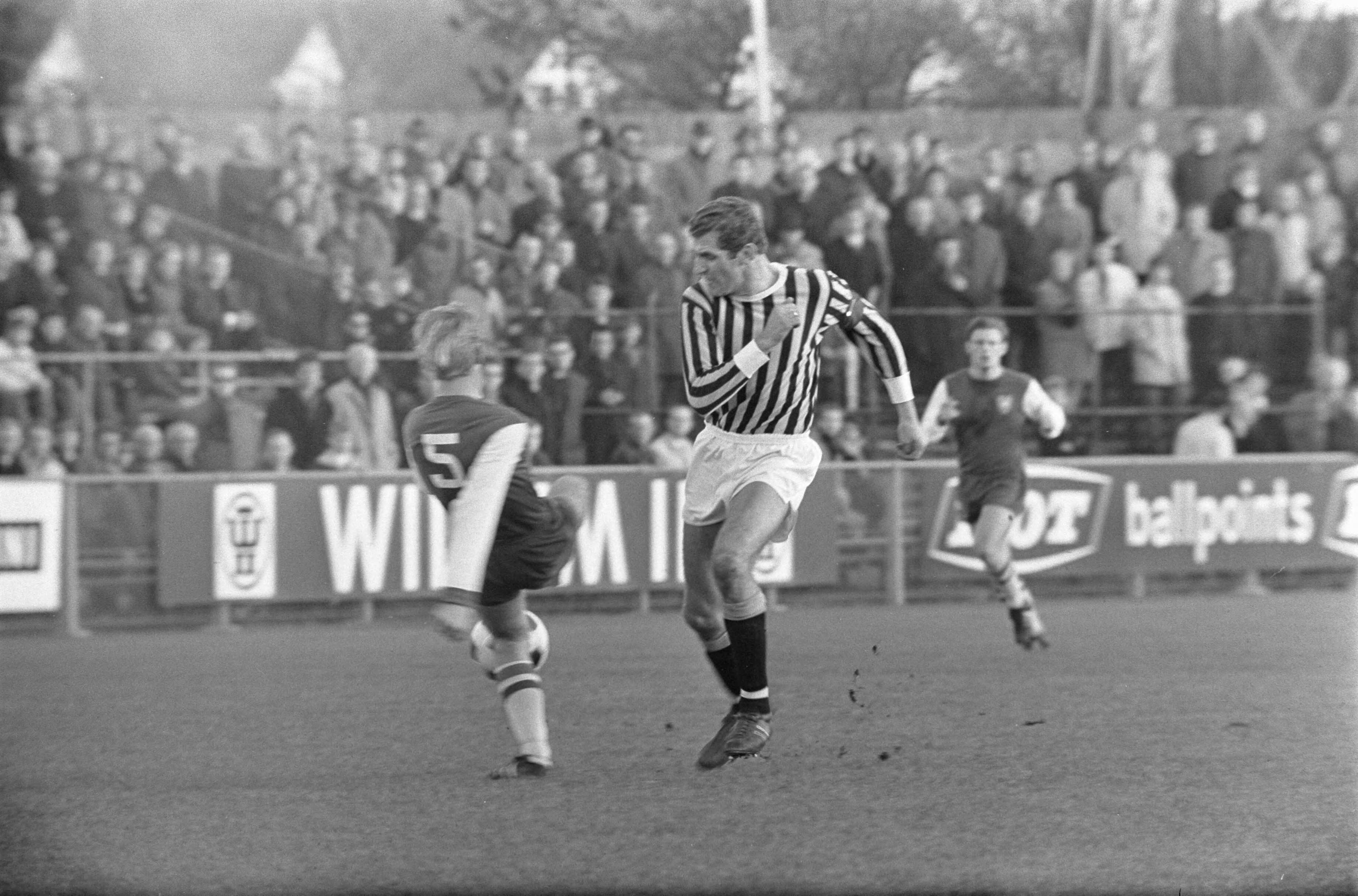 Fotocollectie Anefo — Haarlem-Vitesse 1-2. Henk 'Charly' Bosveld (Vitesse) in actie — Foto: Kroon, Ron / Anefo. Licentie: Set B: Rechtenvrij / Publiek Domein. Bron: Nationaal Archief. http://hdl.handle.net/10648/ab55ca22-d0b4-102d-bcf8-003048976d84
