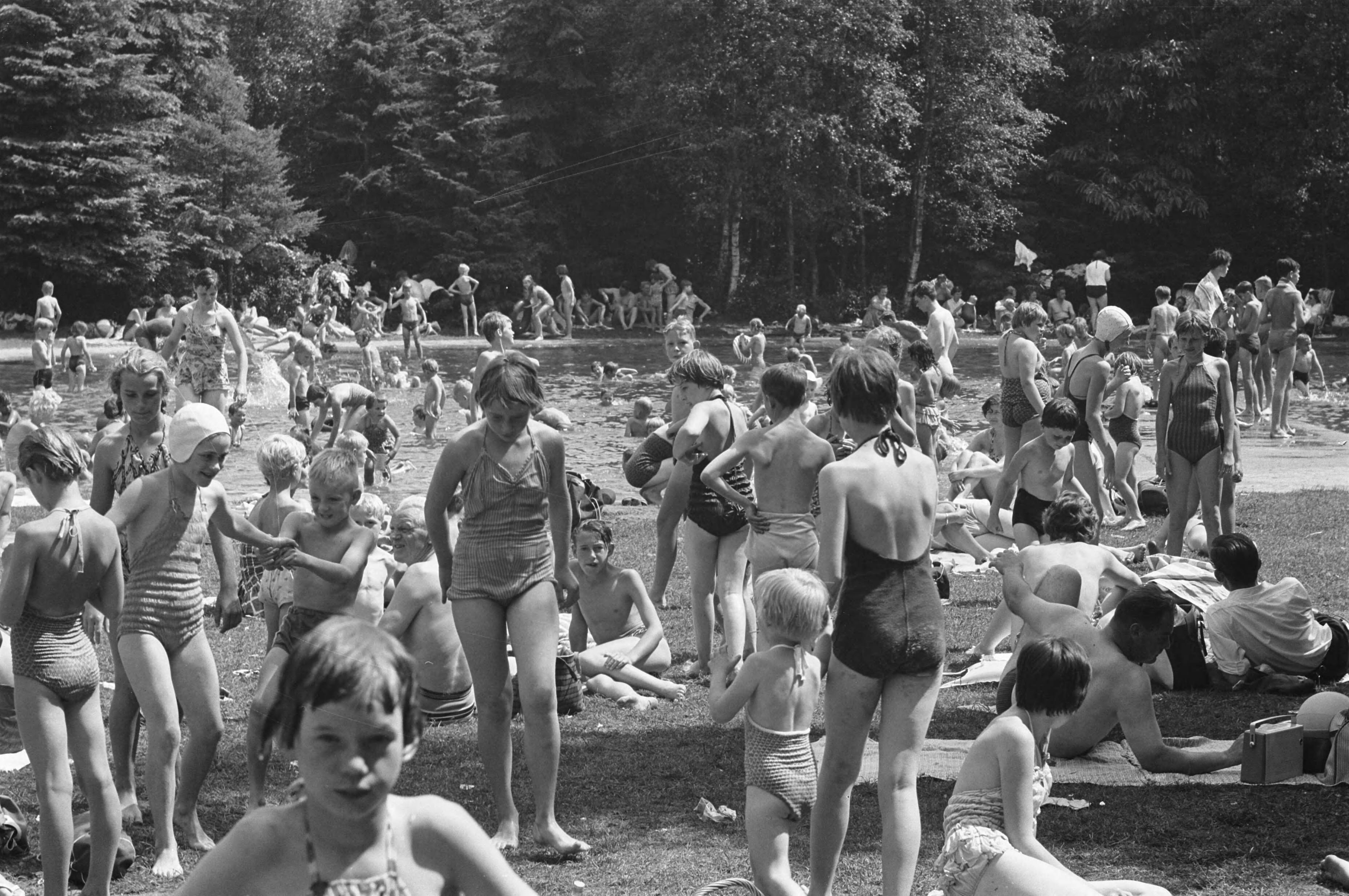 Fotocollectie Anefo — Drukte in Natuurbad Crailo — Foto: Pot, Harry / Anefo. Licentie: Set B: Rechtenvrij / Publiek Domein. Bron: Nationaal Archief. http://hdl.handle.net/10648/a9db2430-d0b4-102d-bcf8-003048976d84