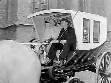 Bezoek van koningin Juliana aan Middelburg en Katseveer (1960) — Koningin Juliana bezoekt Middelburg, Koningin gezeten in een "Phaeton". met koetsier Isaac Wisse — Foto: Rossem, Wim van / Anefo. Licentie: Set B: Rechtenvrij / Publiek Domein. Bron: Nationaal Archief. http://hdl.handle.net/10648/a9aef464-d0b4-102d-bcf8-003048976d84