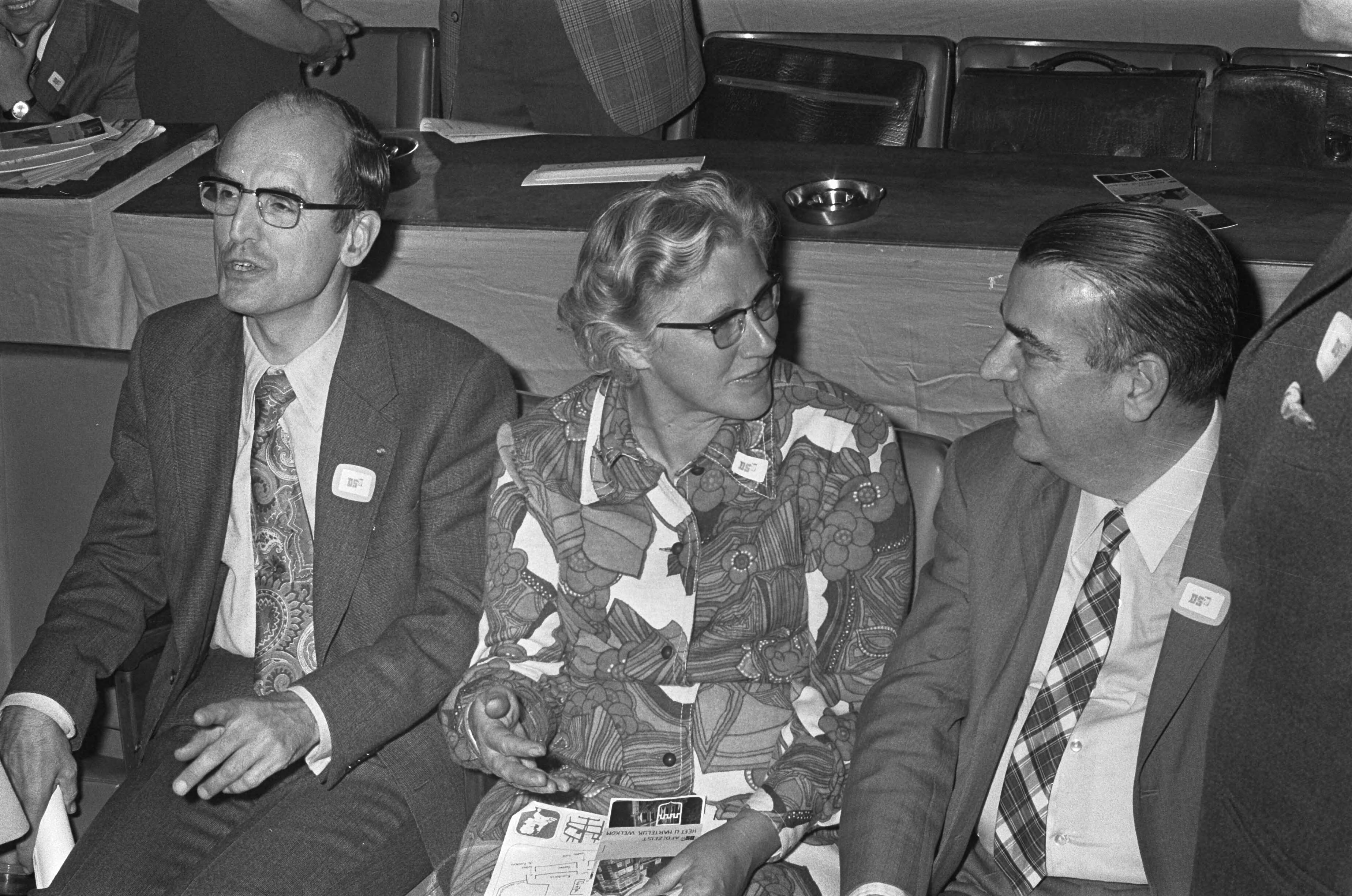 Fotocollectie Anefo — DS70-congres in Zeist, v.l.n.r. fractieleider Berger, ex-minister De Brauw , ex-staatssecretaris Van Veenendaal en ex-minister Drees jr. / — Foto: Verhoeff, Bert / Anefo. Licentie: Set B: Rechtenvrij / Publiek Domein. Bron: Nationaal Archief. http://hdl.handle.net/10648/abf95548-d0b4-102d-bcf8-003048976d84