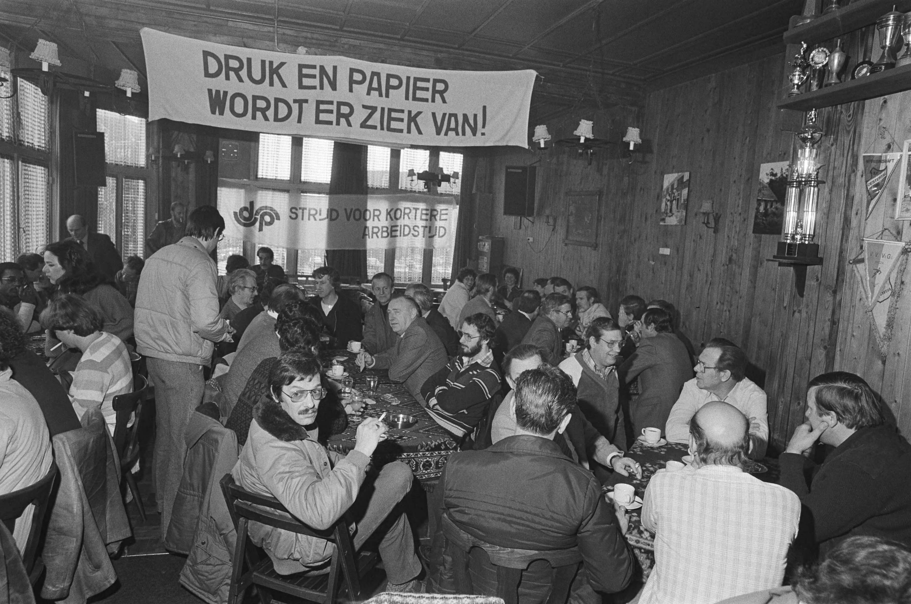 Fotocollectie Anefo — Grafisch personeel van dagblad "De Stem" in Breda besluit tijdens vergadering het werk weer te hervatten. Beeld van de vergadering — Foto: Antonisse, Marcel / Anefo. Licentie: Set B: Rechtenvrij / Publiek Domein. Bron: Nationaal Archief. http://hdl.handle.net/10648/ad12d27e-d0b4-102d-bcf8-003048976d84