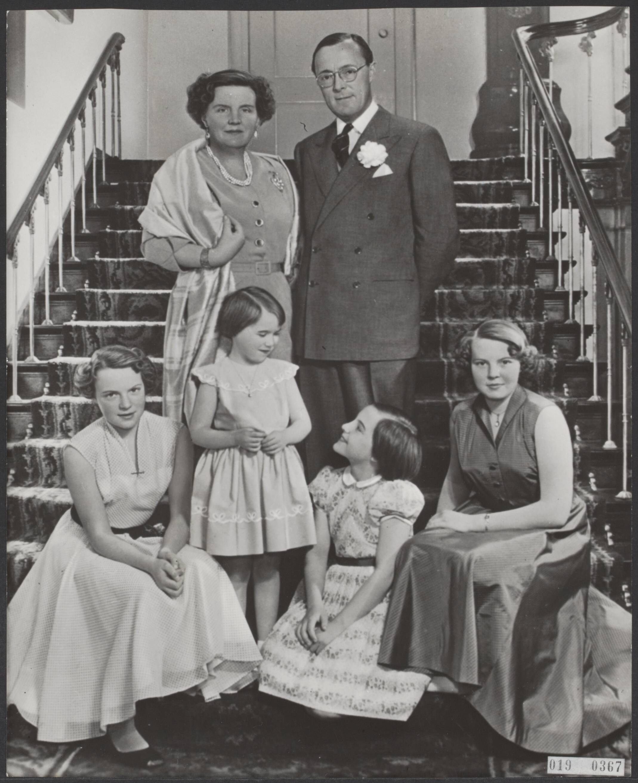 Fotocollectie Elsevier Binnenland — Het koninklijk gezin poseert op een trap van paleis Soestdijk — Foto: Meijboom, Marius / RVD. Licentie: Set B: Rechtenvrij / Publiek Domein. Bron: Nationaal Archief. http://hdl.handle.net/10648/adc64f52-d0b4-102d-bcf8-003048976d84