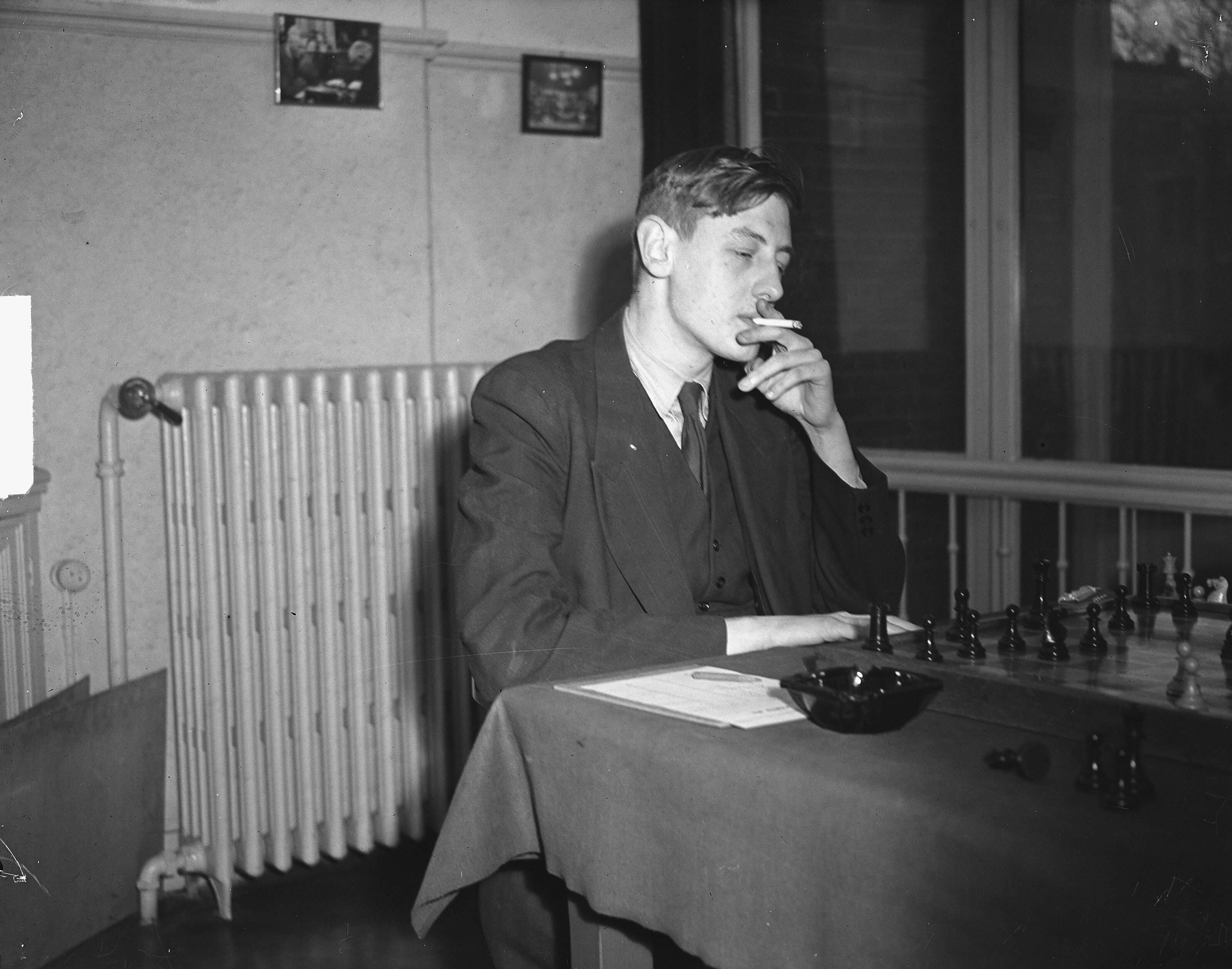 Fotocollectie Anefo — Schaakpartij tussen Max Euwe en Jan Hein Donner n Den Haag, Rokende Jan Hein Donner — Foto: Noske, J.D. / Anefo. Licentie: Set B: Rechtenvrij / Publiek Domein. Bron: Nationaal Archief. http://hdl.handle.net/10648/a8d49f58-d0b4-102d-bcf8-003048976d84