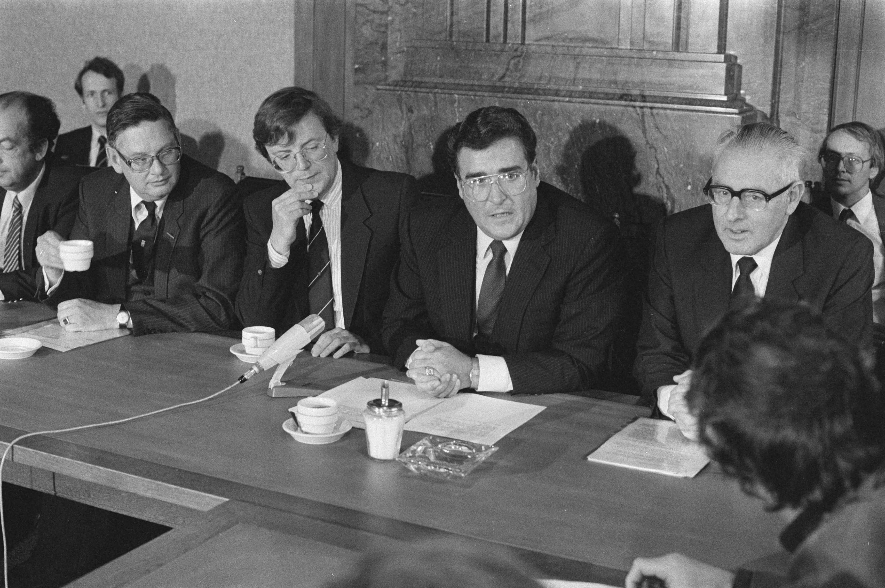 Fotocollectie Anefo — Minister Van Aardenne en ITT hebben vandaag plannen bekend gemaakt in Den Haag m.b.t. een groot project van ITT in Europoort — Foto: Bogaerts, Rob / Anefo. Licentie: Set B: Rechtenvrij / Publiek Domein. Bron: Nationaal Archief. http://hdl.handle.net/10648/ad3cdb00-d0b4-102d-bcf8-003048976d84