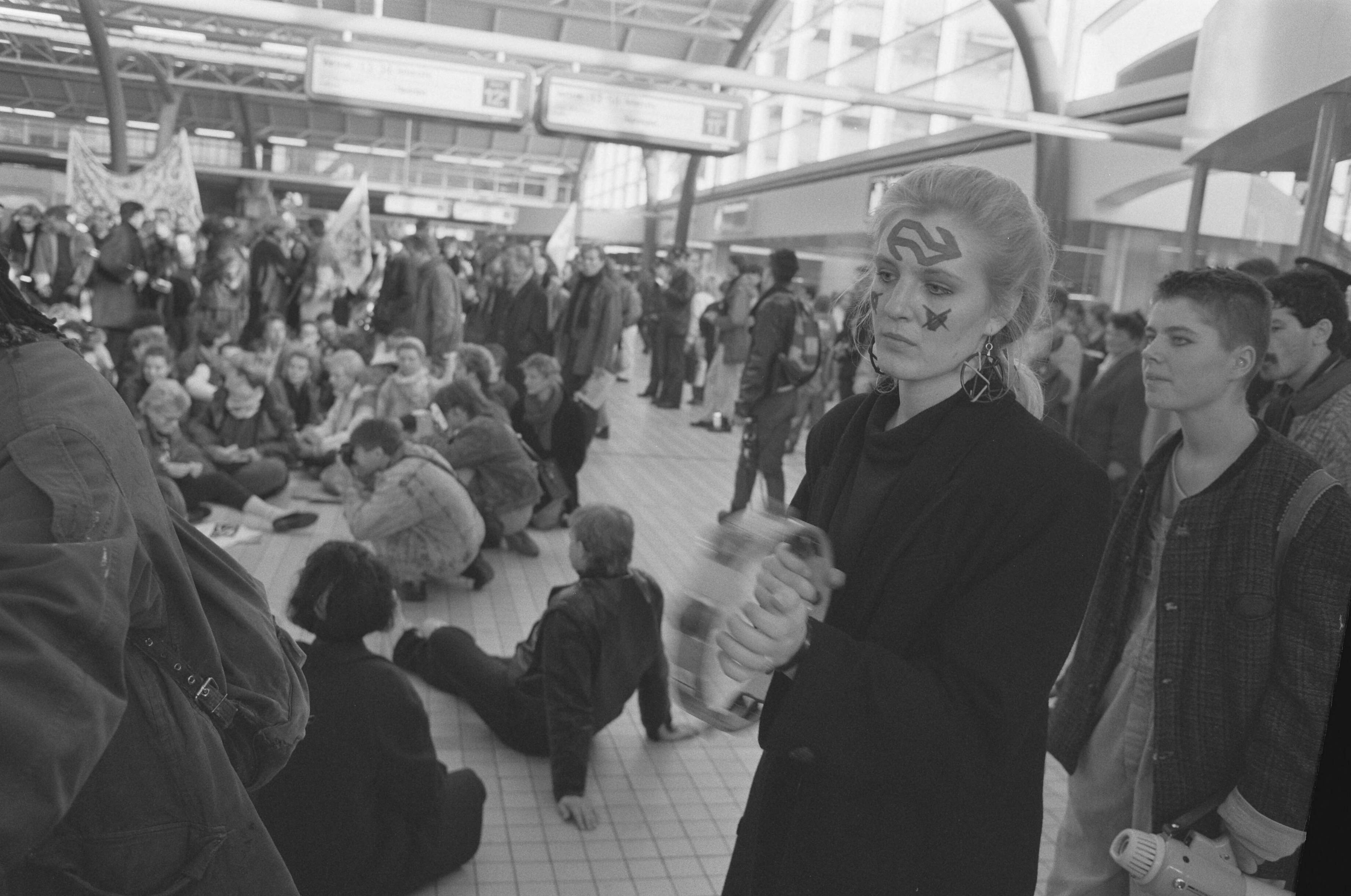 Fotocollectie Anefo — Studentenprotest in Utrecht tegen OV-jaarkaart bij NS — Foto: Bogaerts, Rob / Anefo. Licentie: Set B: Rechtenvrij / Publiek Domein. Bron: Nationaal Archief. http://hdl.handle.net/10648/ad6eb346-d0b4-102d-bcf8-003048976d84