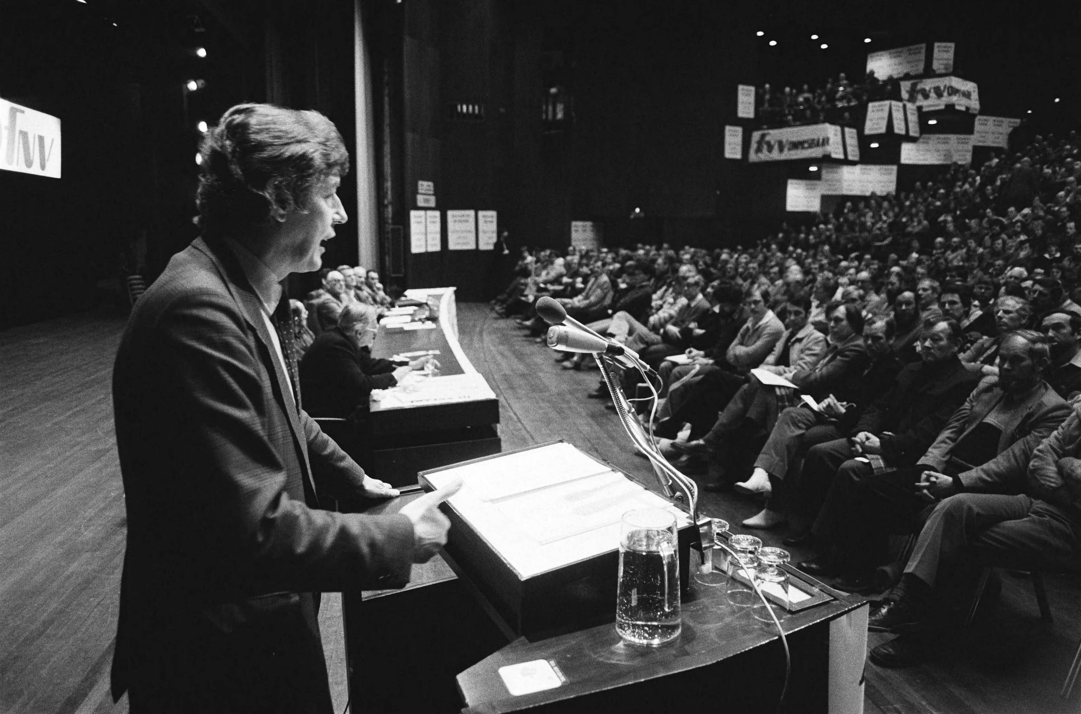 Fotocollectie Anefo — Aktiedag ABVA/KABO in Jaarbeurs te Utrecht tegen bezuinigingsplannen van het ziekengeld. Wim Kok spreekt ABVA/KABO leden toe — Foto: Antonisse, Marcel / Anefo. Licentie: Set B: Rechtenvrij / Publiek Domein. Bron: Nationaal Archief. http://hdl.handle.net/10648/ad1119e8-d0b4-102d-bcf8-003048976d84
