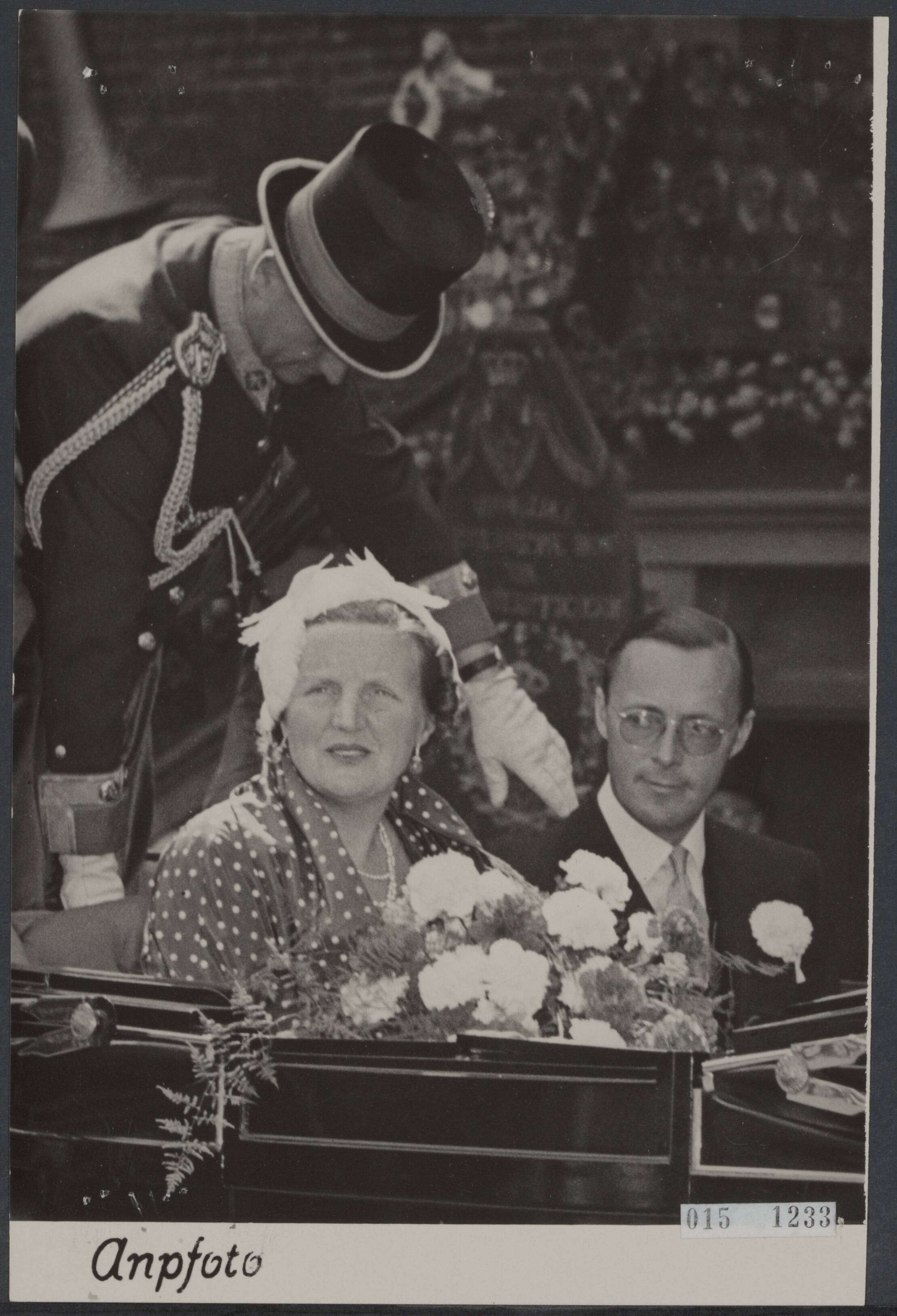 Fotocollectie Elsevier Binnenland — Na de ontvangst op het stadhuis t.g.v. het koninklijk bezoek aan Haarlem maakten koningin Juliana en prins Bernhard een rijtoer door de stad. Bij aanvang van de rijtoer in een open caleche — Foto: ANP / RVD of rechtenvrij. Licentie: Set B: Rechtenvrij / Publiek Domein. Bron: Nationaal Archief. http://hdl.handle.net/10648/adb7881e-d0b4-102d-bcf8-003048976d84
