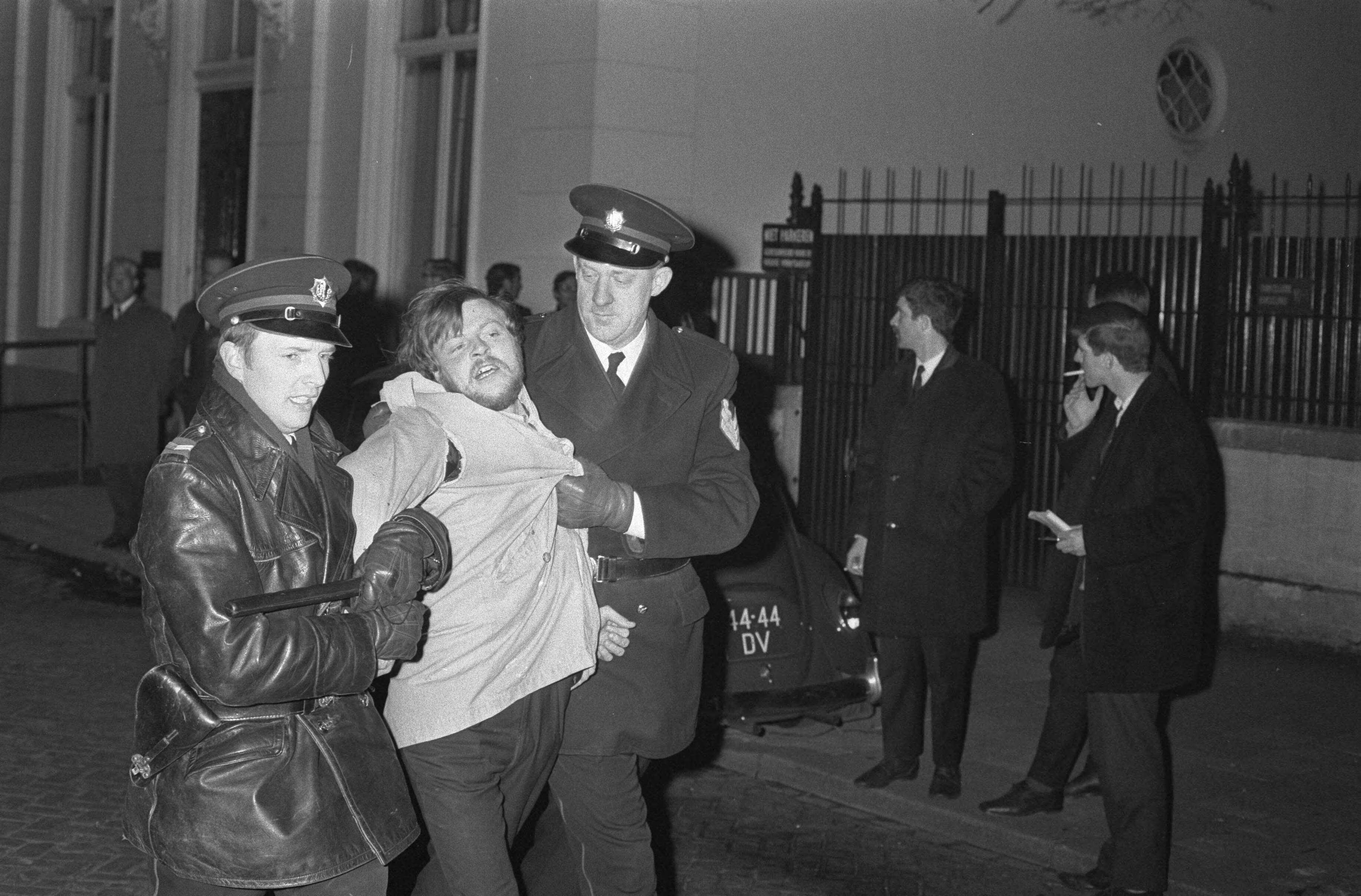 Fotocollectie Anefo — Demonstratie van plusminus 500 jongeren tegen bewind in Griekenland te Den Haag arrestant wordt door agenten gedragen — Foto: Verhoeff, Bert / Anefo. Licentie: Set B: Rechtenvrij / Publiek Domein. Bron: Nationaal Archief. http://hdl.handle.net/10648/ab660fe0-d0b4-102d-bcf8-003048976d84