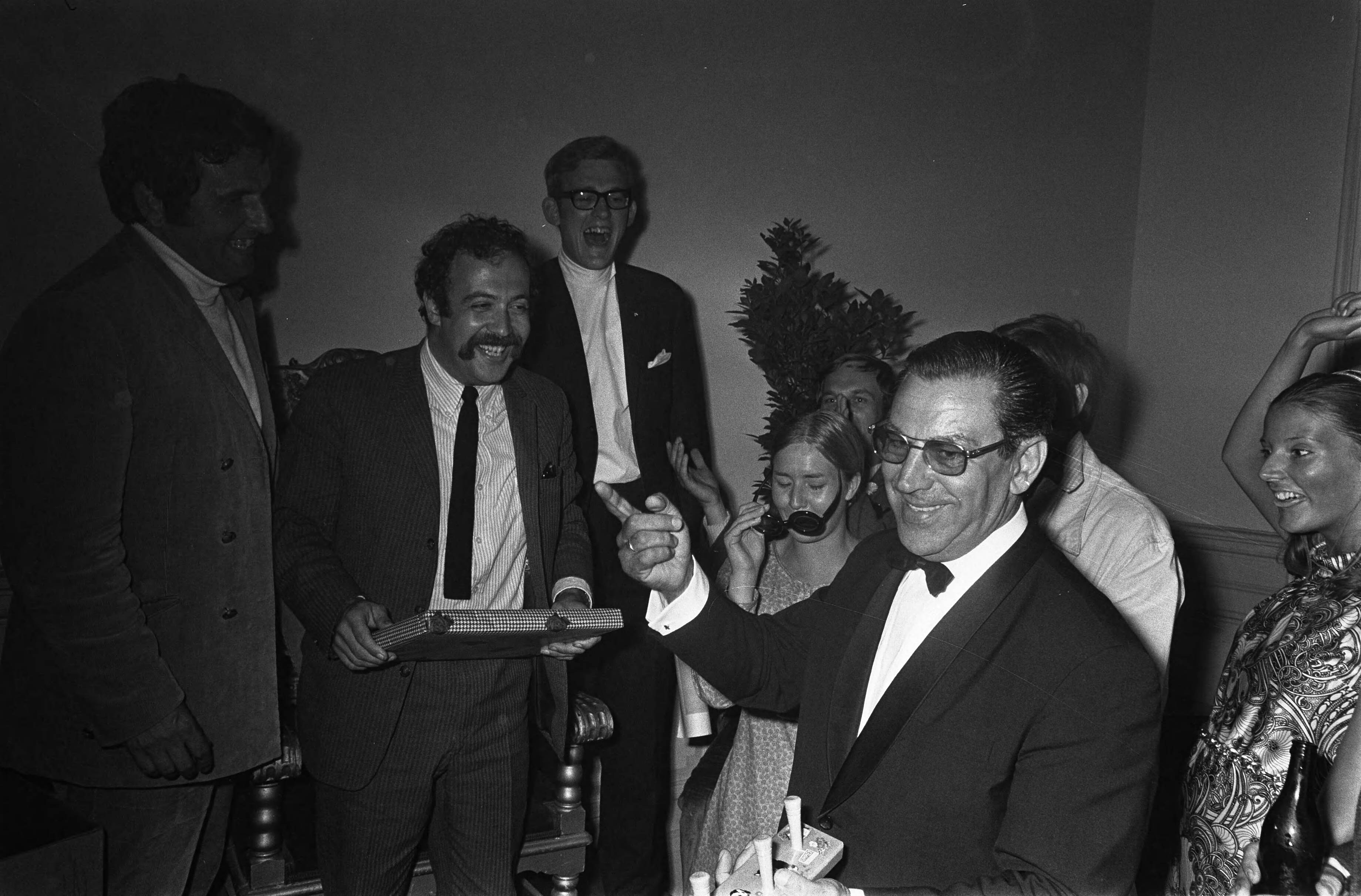 Singing Europe 1969, finale in Scheveningen — Impressario Lou Van Rees kreeg een prijs van journalisten — Foto: Fotograaf Onbekend / Anefo. Licentie: Set B: Rechtenvrij / Publiek Domein. Bron: Nationaal Archief. http://hdl.handle.net/10648/ab724a30-d0b4-102d-bcf8-003048976d84