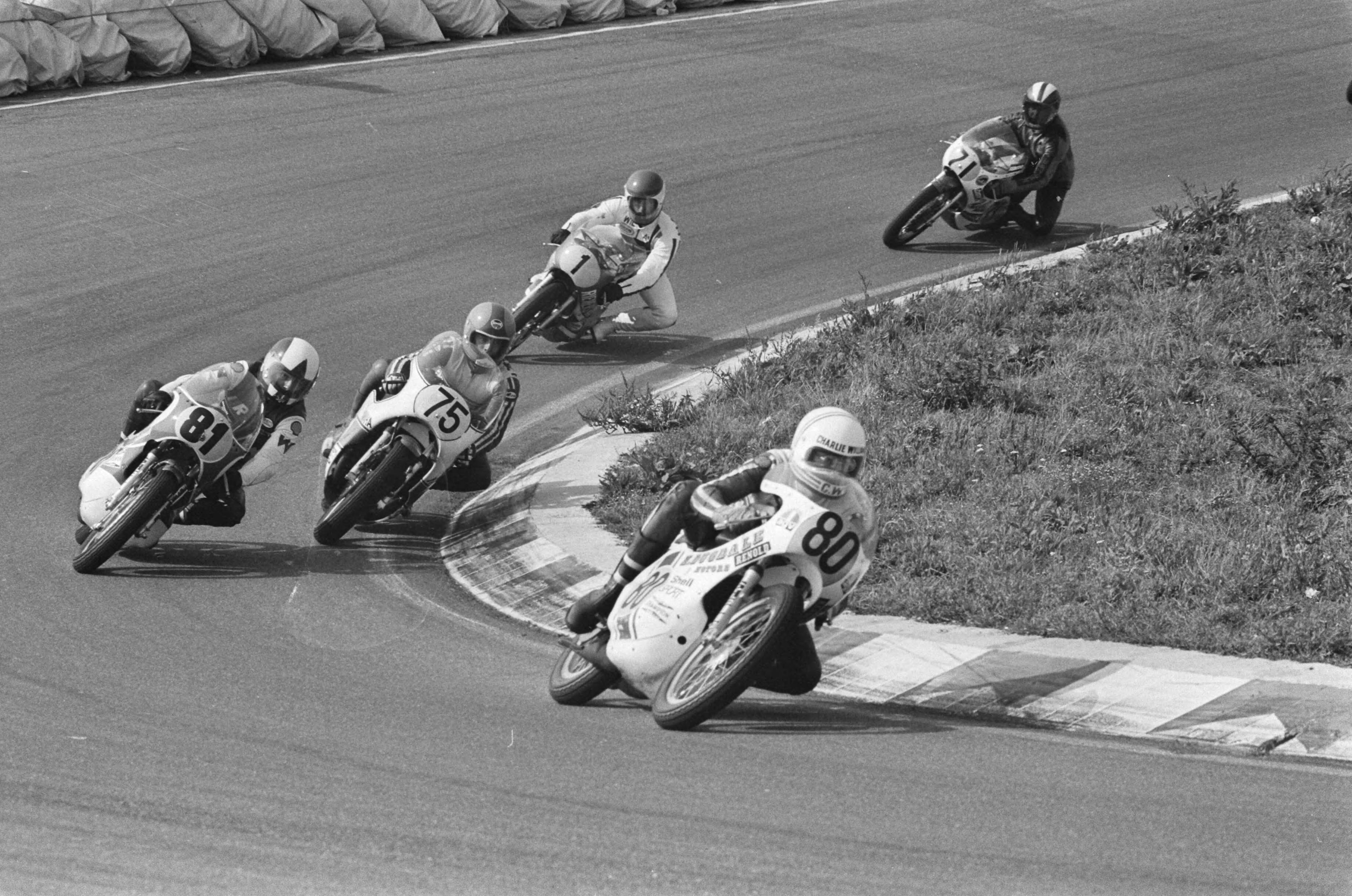 Fotocollectie Anefo — Motorraces op Zandvoort; 500cc winnaar Lansivuori (Finlan (75) in actie, achter hem Wil Hartog (1) — Foto: Mieremet, Rob / Anefo. Licentie: Set B: Rechtenvrij / Publiek Domein. Bron: Nationaal Archief. http://hdl.handle.net/10648/ac50439e-d0b4-102d-bcf8-003048976d84