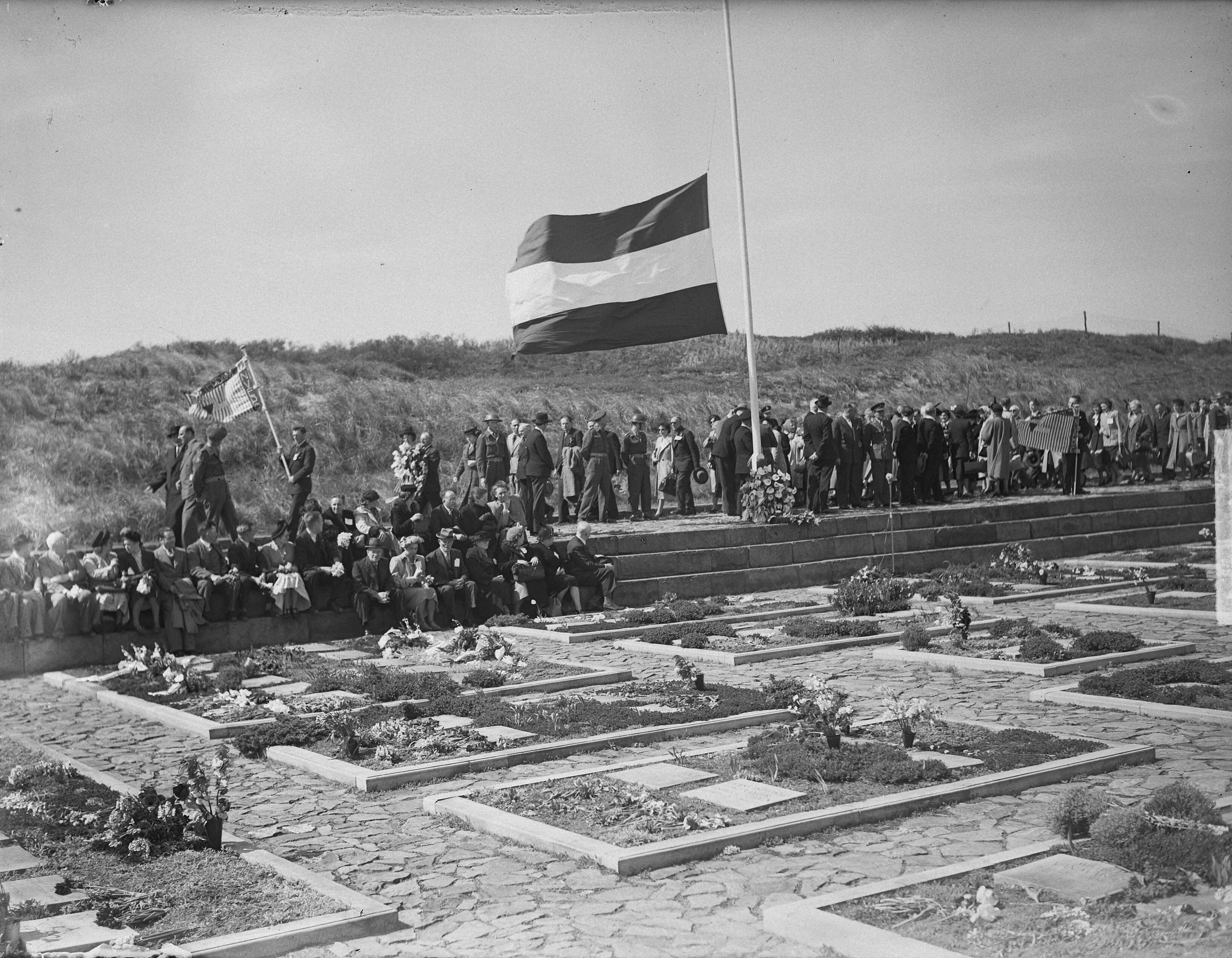 Fotocollectie Anefo — Stille tocht naar Overveen, aankomst — Foto: Nijs, Jac. de / Anefo. Licentie: Set B: Rechtenvrij / Publiek Domein. Bron: Nationaal Archief. http://hdl.handle.net/10648/a8d82d8a-d0b4-102d-bcf8-003048976d84