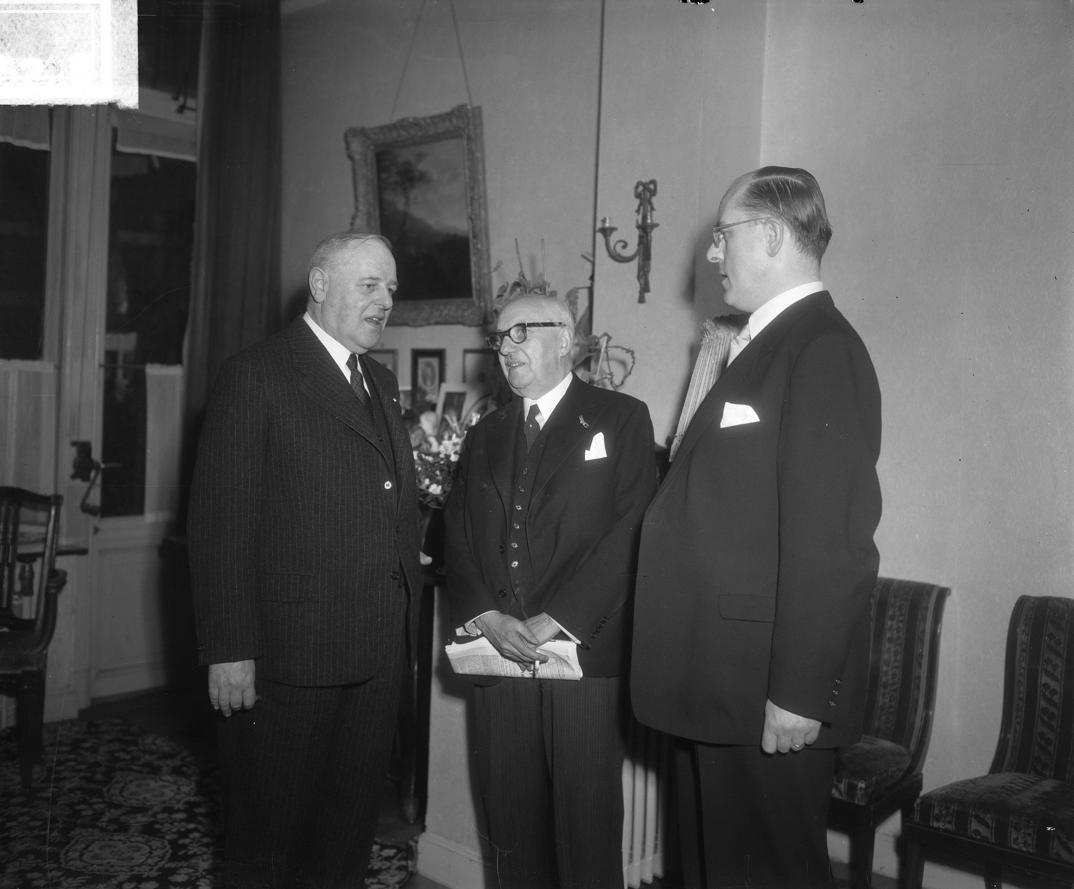 Fotocollectie Anefo — Bezoek van burgemeester en wethouders van Luxemburg aan Den Haag [vlnr. de burgemeester van Luxemburg Émile Hamilius, ?, de burgemeester van Den Haag F.M.A. Schokking] — Foto: Duinen, H. van / Anefo. Licentie: Set B: Rechtenvrij / Publiek Domein. Bron: Nationaal Archief. http://hdl.handle.net/10648/a8e8bbd2-d0b4-102d-bcf8-003048976d84