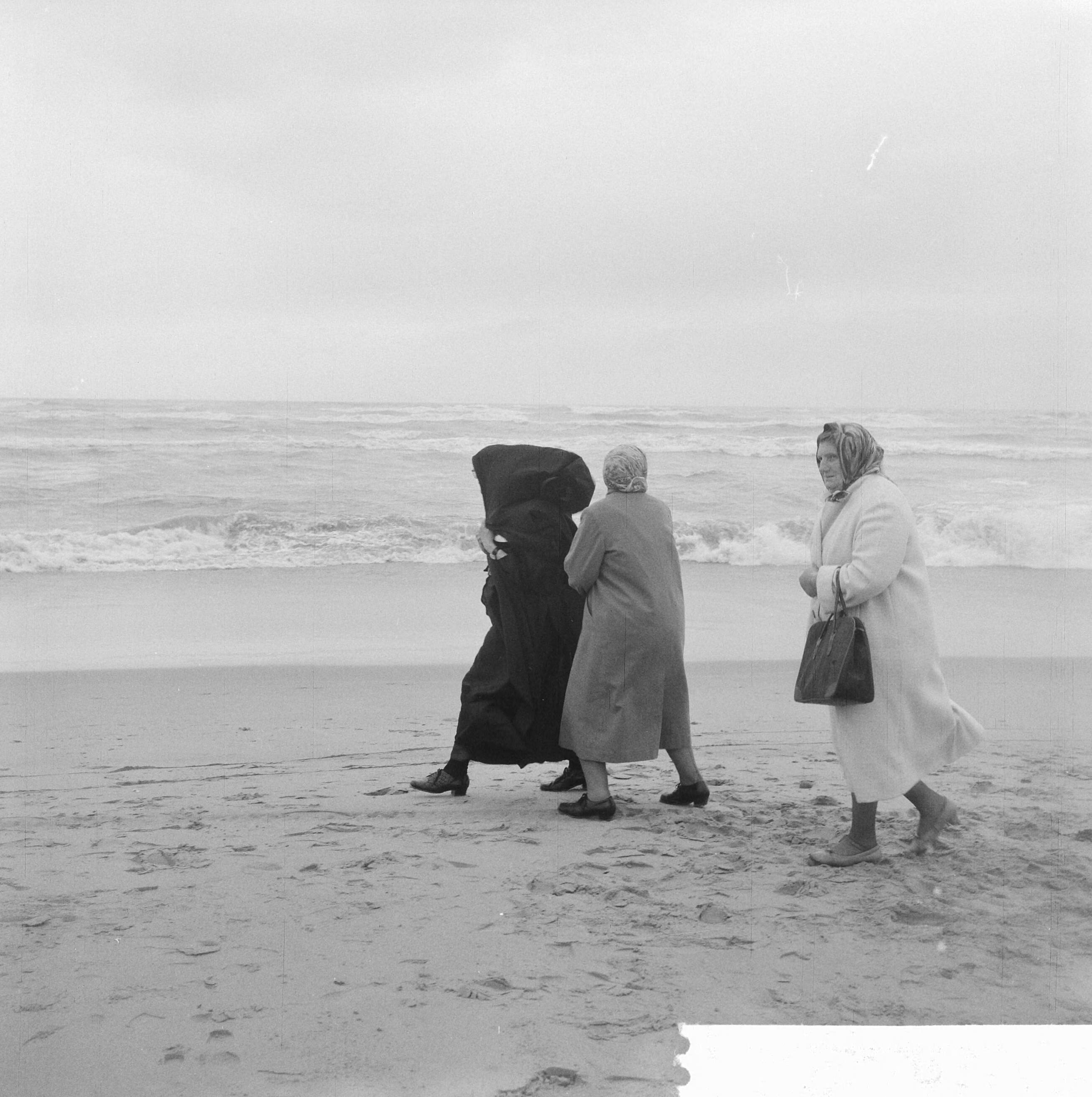 Fotocollectie Anefo — Strand Zandvoort bij storm — Foto: Nijs, Jac. de / Anefo. Licentie: Set B: Rechtenvrij / Publiek Domein. Bron: Nationaal Archief. http://hdl.handle.net/10648/aa176404-d0b4-102d-bcf8-003048976d84