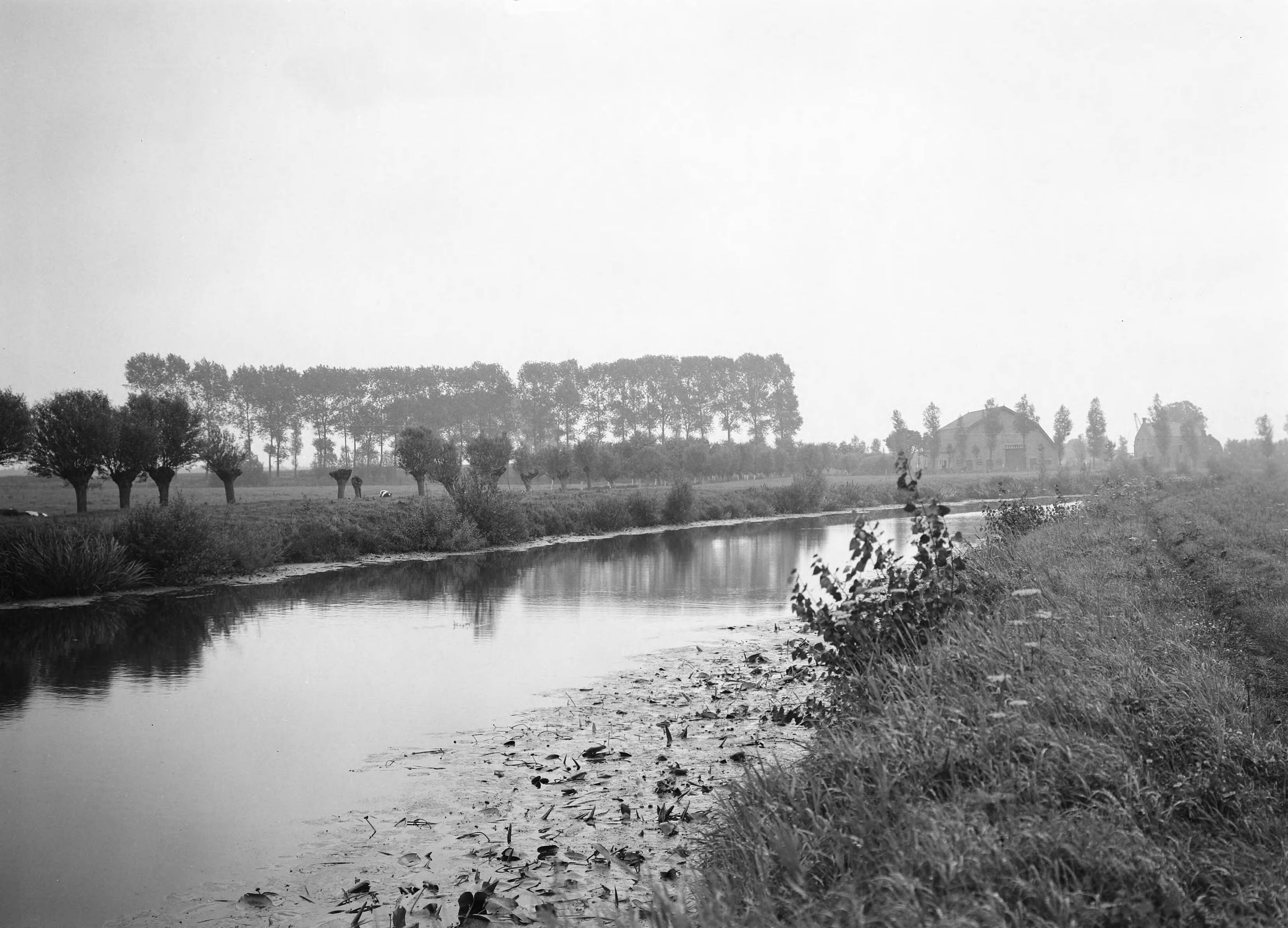 Fotocollectie Nederlandse Heidemaatschappij — Haagse Beemden bij Breda. Beek De Mark — Foto: Fotograaf Onbekend / Heidemij. Licentie: Set B: Rechtenvrij / Publiek Domein. Bron: Nationaal Archief. http://hdl.handle.net/10648/ae445eec-d0b4-102d-bcf8-003048976d84