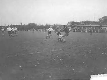 Fotocollectie Anefo — Interparlementair voetbal. Holland tegen België op sportpark Te Werve in Rijswijk. Spelmoment — Foto: Rossem, Wim van / Anefo. Licentie: Set B: Rechtenvrij / Publiek Domein. Bron: Nationaal Archief. http://hdl.handle.net/10648/a9a00206-d0b4-102d-bcf8-003048976d84