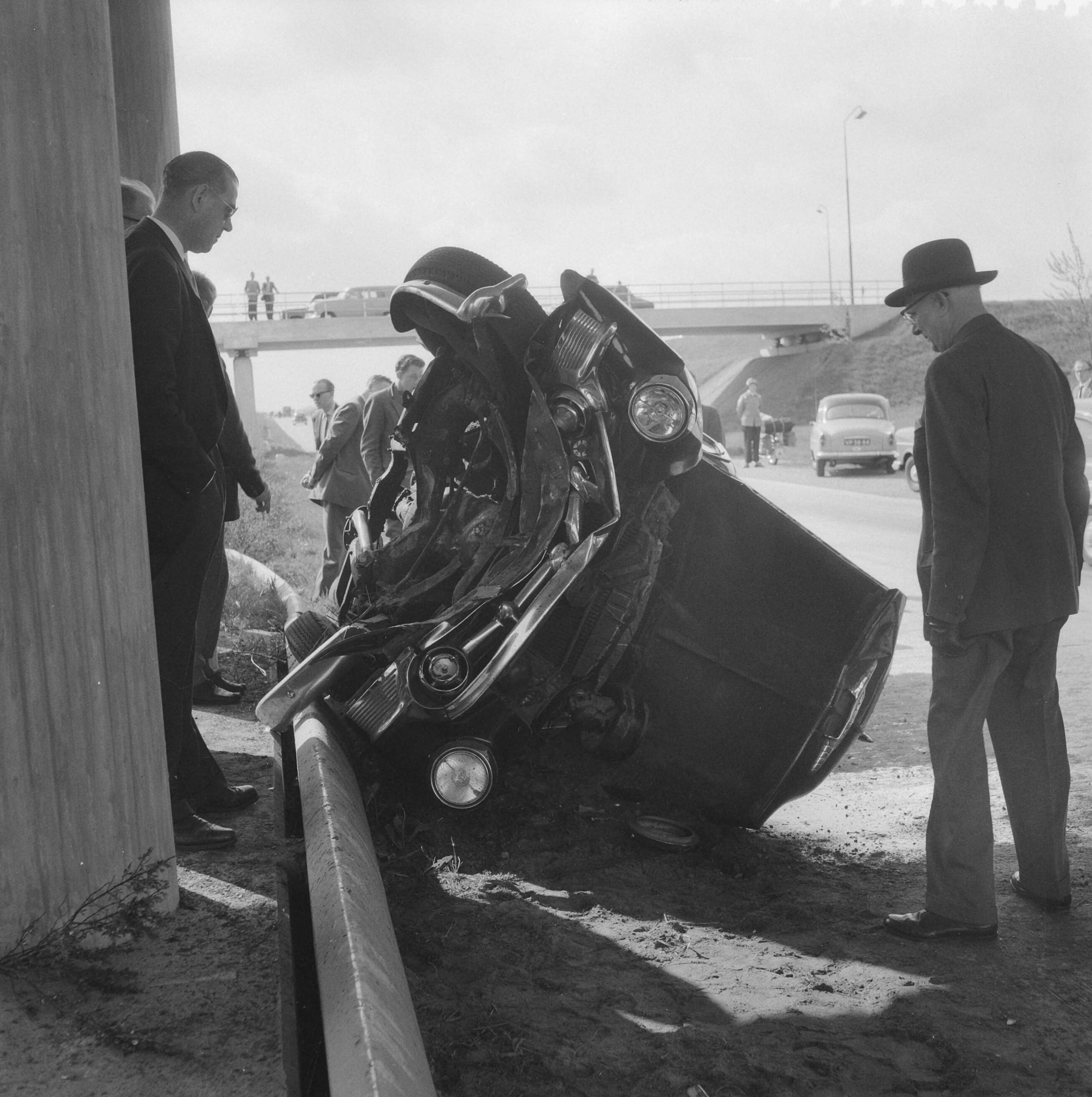 Fotocollectie Anefo — Verkeersongeluk op de Utrechtseweg: de totaal vernielde auto — Foto: Lindeboom, Henk / Anefo. Licentie: Set B: Rechtenvrij / Publiek Domein. Bron: Nationaal Archief. http://hdl.handle.net/10648/a97bca08-d0b4-102d-bcf8-003048976d84