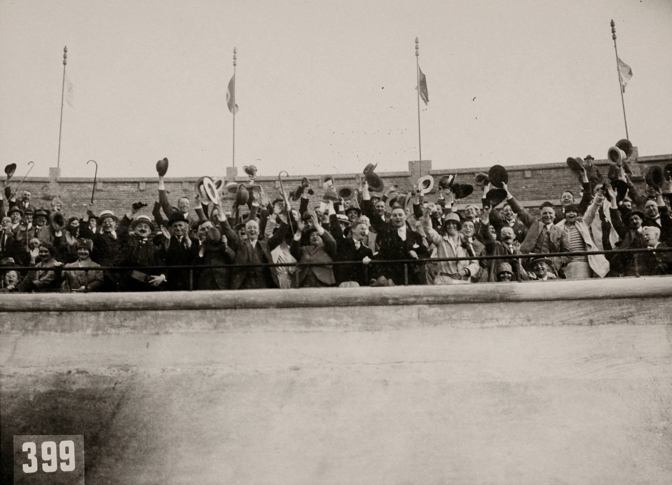 Sport — Sport. Olympische Spelen 1928 Amsterdam, Nederland : Juichende toeschouwers op de tribune van het olympisch stadion. — Foto: Fotograaf Onbekend / Algemeen Fotobureau Amsterdam / Spaarnestad Photo (05887). Licentie: Set B: Rechtenvrij / Publiek Domein. Bron: Nationaal Archief. http://hdl.handle.net/10648/35429da6-d579-a382-e063-6df0900a6686