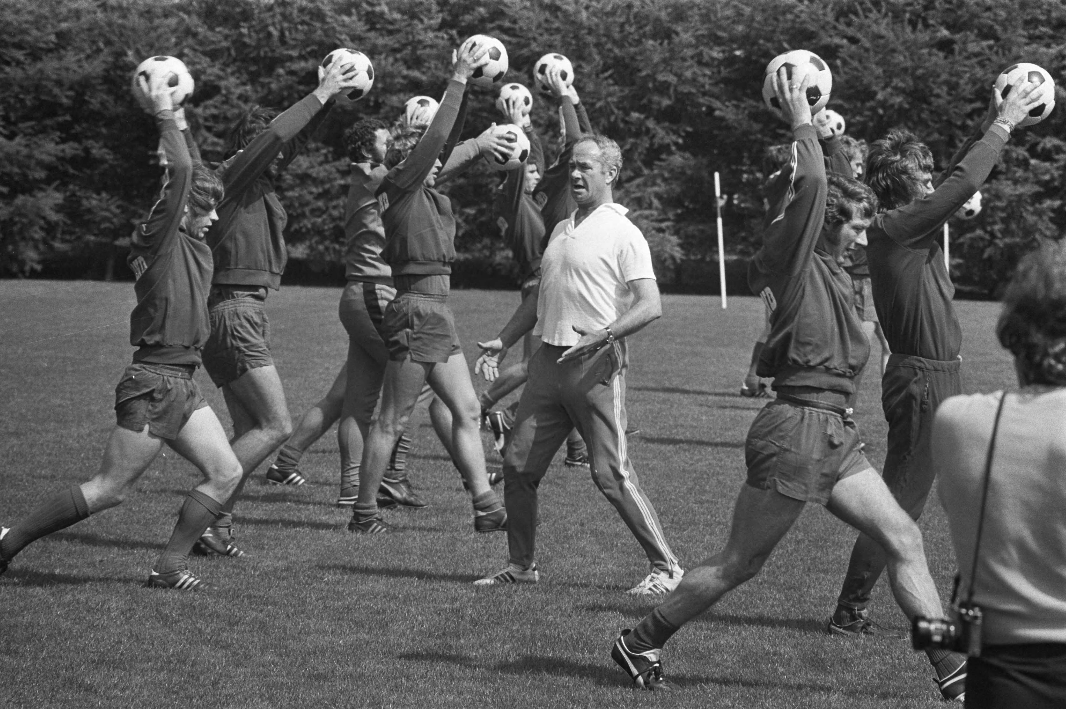 Fotocollectie Anefo — Training selectie Nederlands elftal in Zeist, trainer Fadrhone tussen de trainende spelers — Foto: Verhoeff, Bert / Anefo. Licentie: Set B: Rechtenvrij / Publiek Domein. Bron: Nationaal Archief. http://hdl.handle.net/10648/abf2b56c-d0b4-102d-bcf8-003048976d84