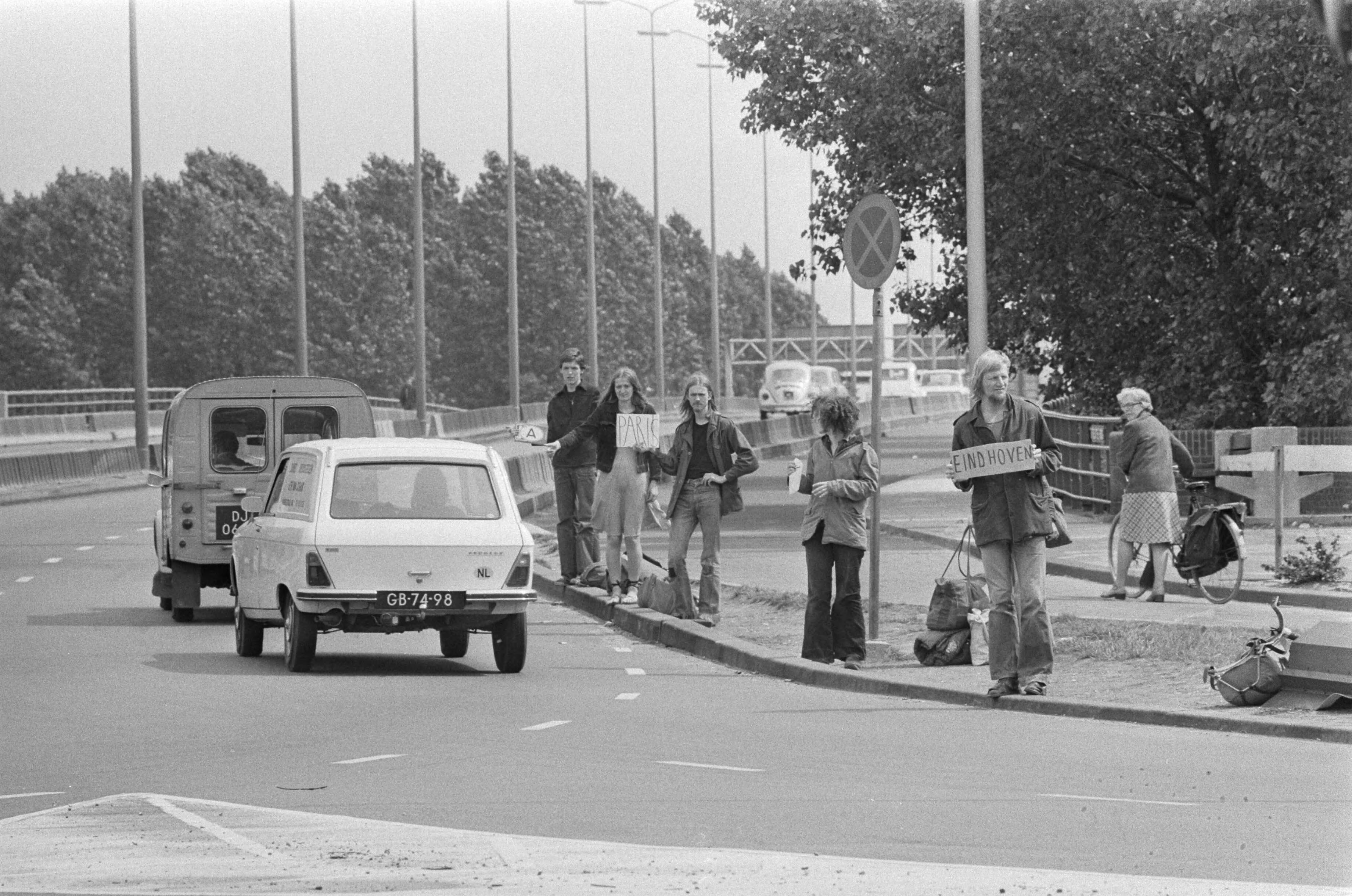 Fotocollectie Anefo — Vakantie, zomer 1974; lifters bij Utrechtse brug — Foto: Punt, W. / Anefo. Licentie: Set B: Rechtenvrij / Publiek Domein. Bron: Nationaal Archief. http://hdl.handle.net/10648/ac500ec4-d0b4-102d-bcf8-003048976d84