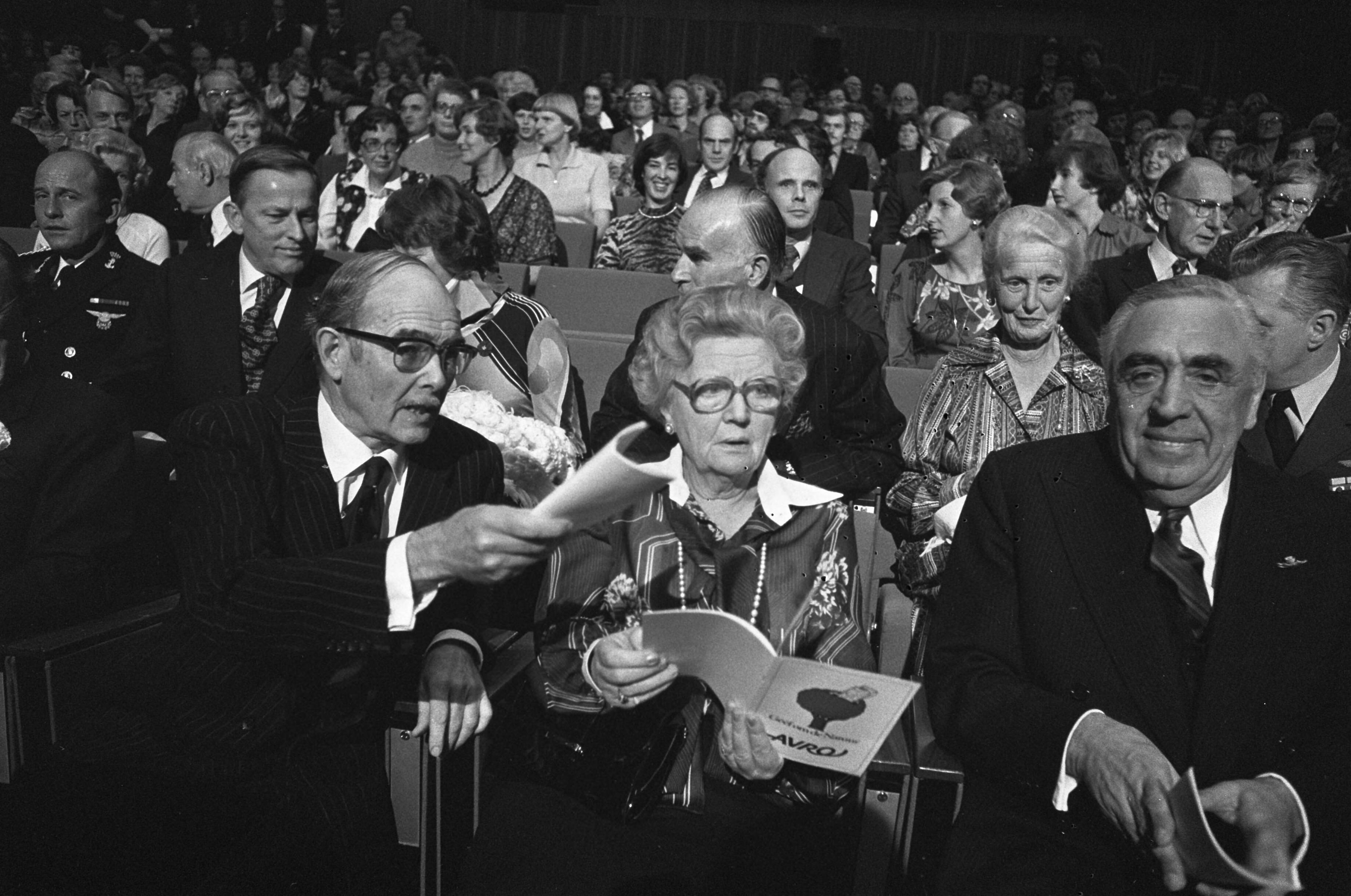 Fotocollectie Anefo — Koninklijk paar bij slotavond "Geef om de Natuur" in Den Haag ; aankomst Koninklijk paar in de zaal — Foto: Verhoeff, Bert / Anefo. Licentie: Set B: Rechtenvrij / Publiek Domein. Bron: Nationaal Archief. http://hdl.handle.net/10648/aca71430-d0b4-102d-bcf8-003048976d84