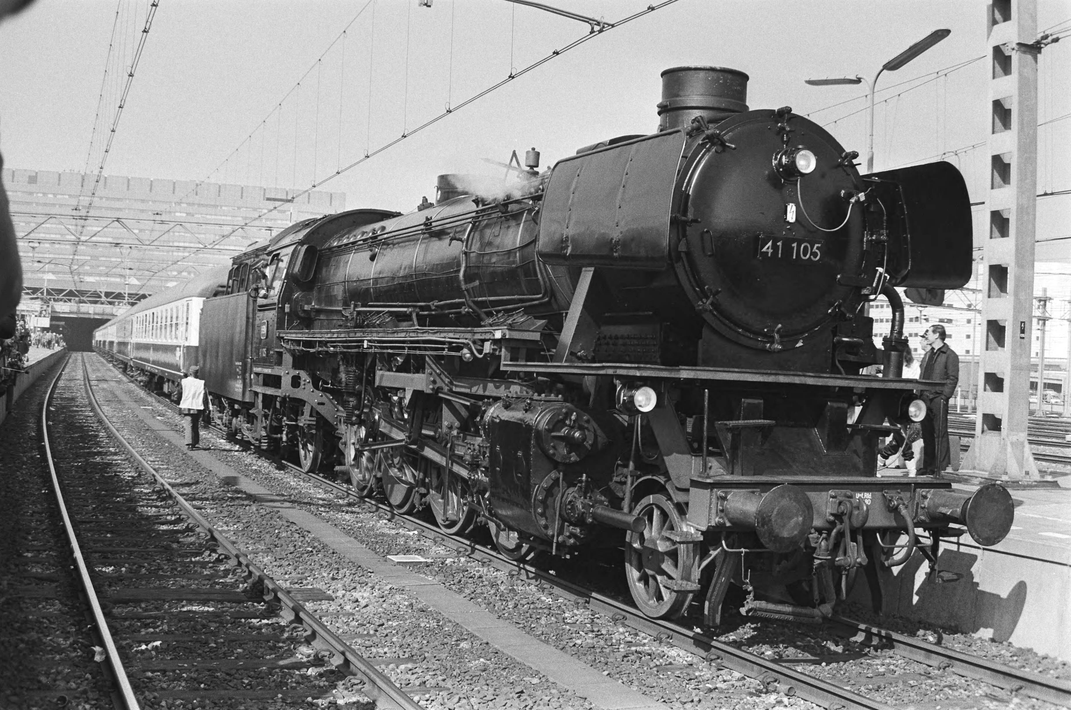 Fotocollectie Anefo — "Orient Express" met oude locomotief op CS te Den Haag — Foto: Dijk, Hans van / Anefo. Licentie: Set B: Rechtenvrij / Publiek Domein. Bron: Nationaal Archief. http://hdl.handle.net/10648/ad13be78-d0b4-102d-bcf8-003048976d84