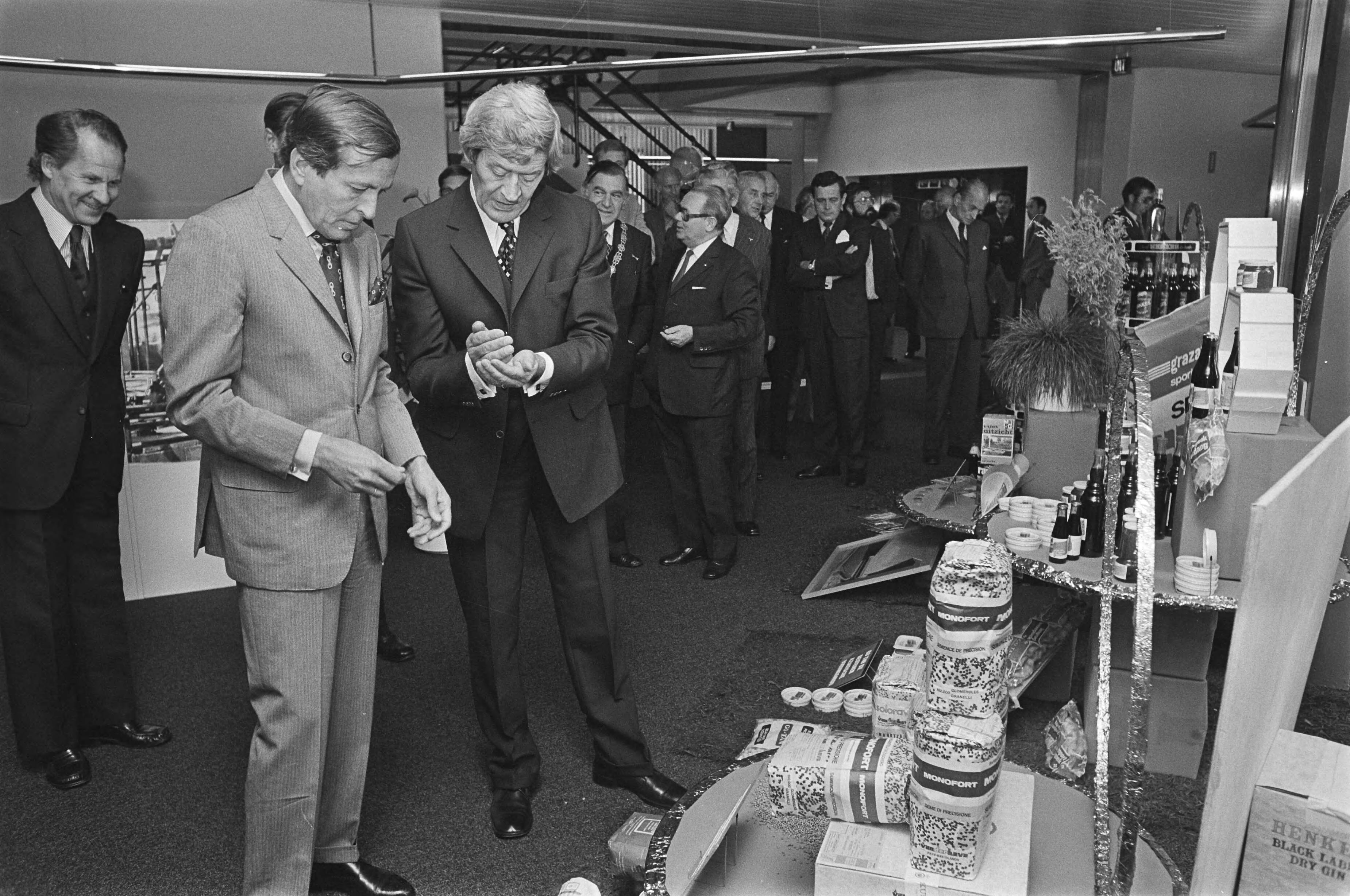 Fotocollectie Anefo — Prins Claus opent Cooperatieve Vereniging Suiker Unie Breda, Prins Claus tijdens rondleiding — Foto: Peters, Hans / Anefo. Licentie: Set B: Rechtenvrij / Publiek Domein. Bron: Nationaal Archief. http://hdl.handle.net/10648/ac8b6ae6-d0b4-102d-bcf8-003048976d84