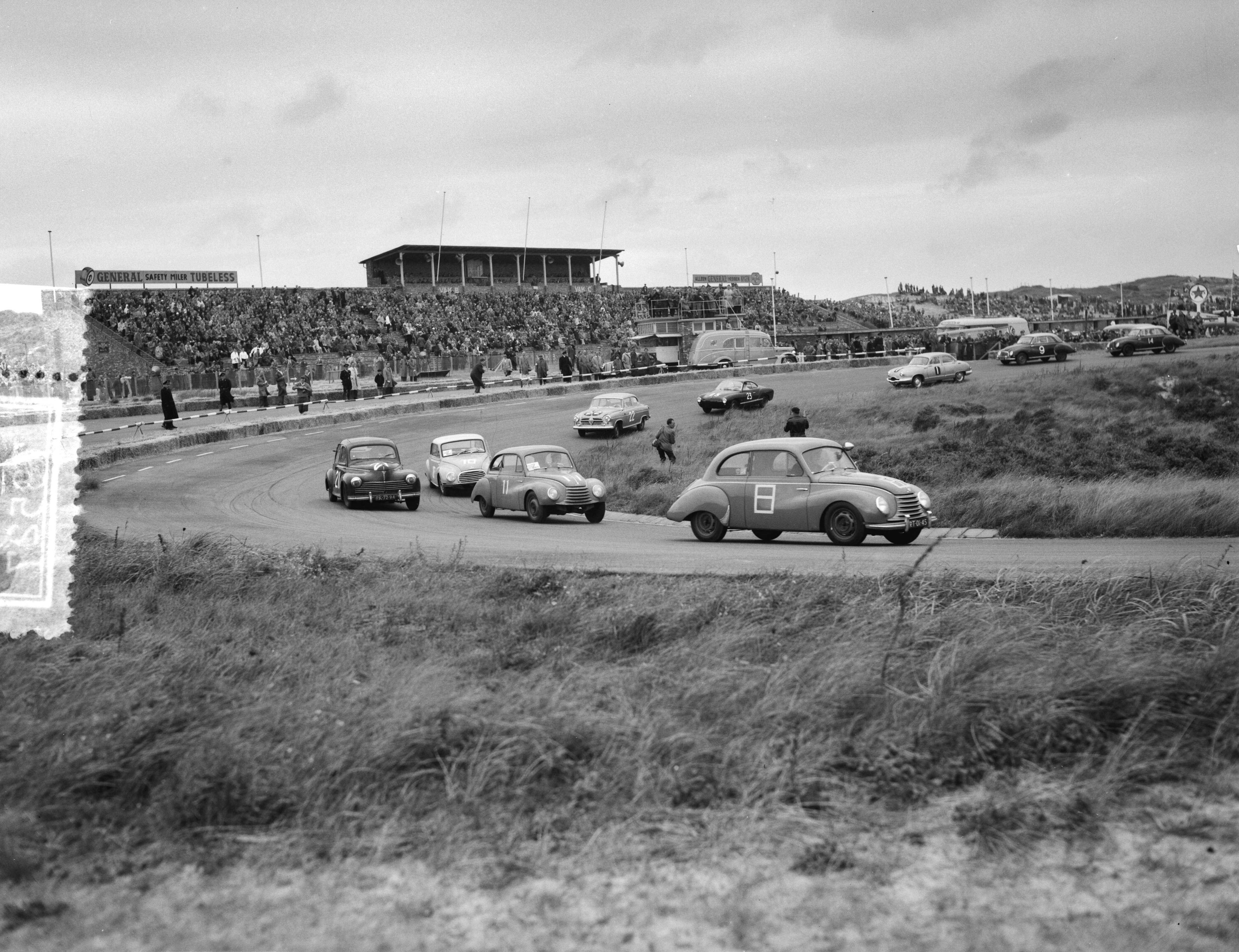 Fotocollectie Anefo — Autoraces en motorraces op het circuit van Zandvoort — Foto: Bilsen, Joop van / Anefo. Licentie: Set B: Rechtenvrij / Publiek Domein. Bron: Nationaal Archief. http://hdl.handle.net/10648/a94d8076-d0b4-102d-bcf8-003048976d84